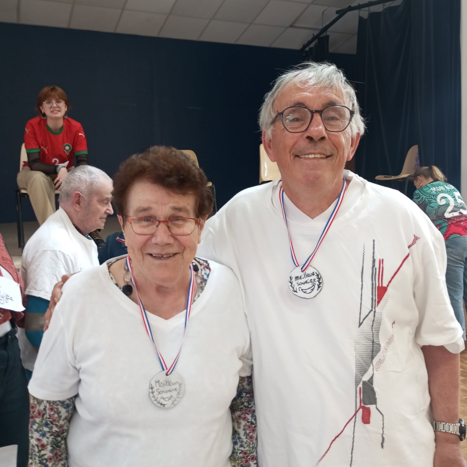 2 personnes âgées avec des médailles de JO