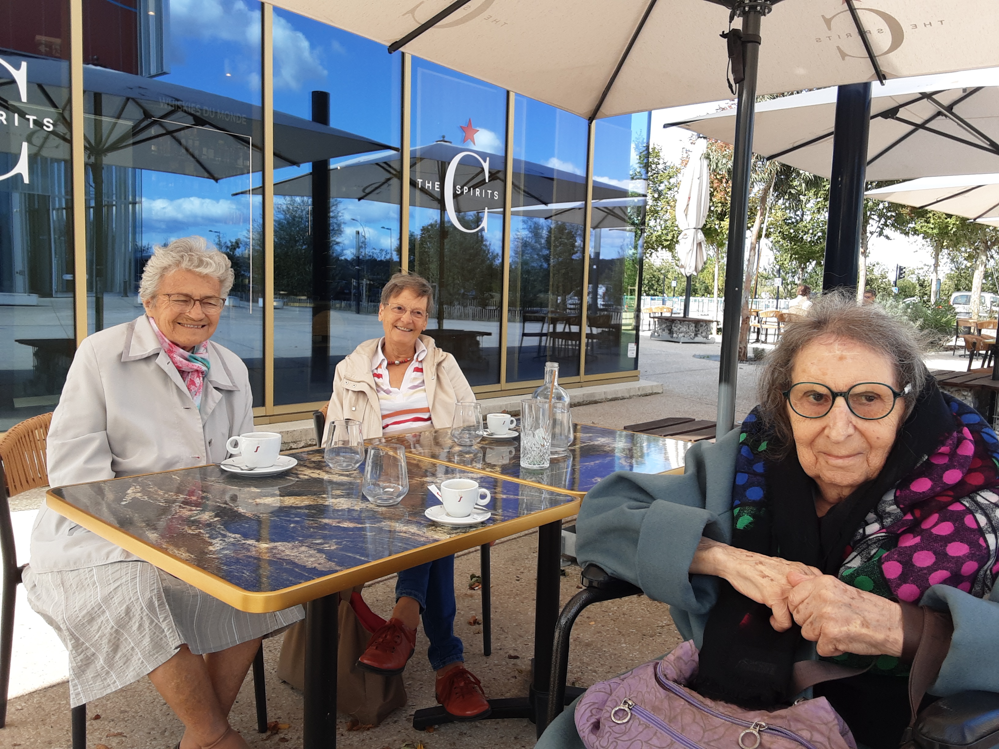 Personnes âgées qui prennent un café en terrasse