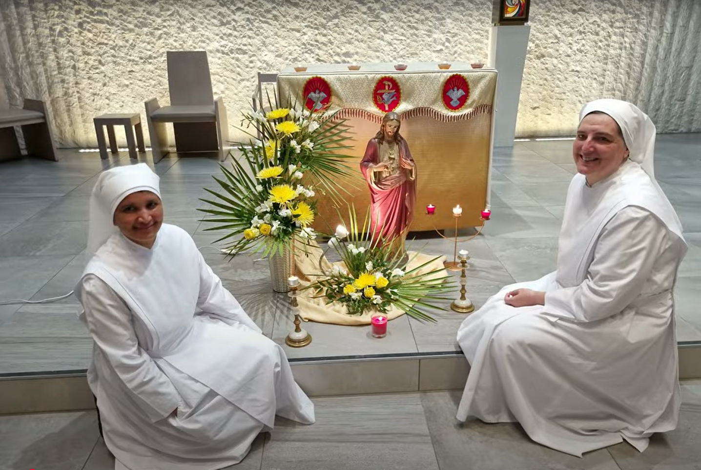 2 petite sœurs a genoux devant l'autel