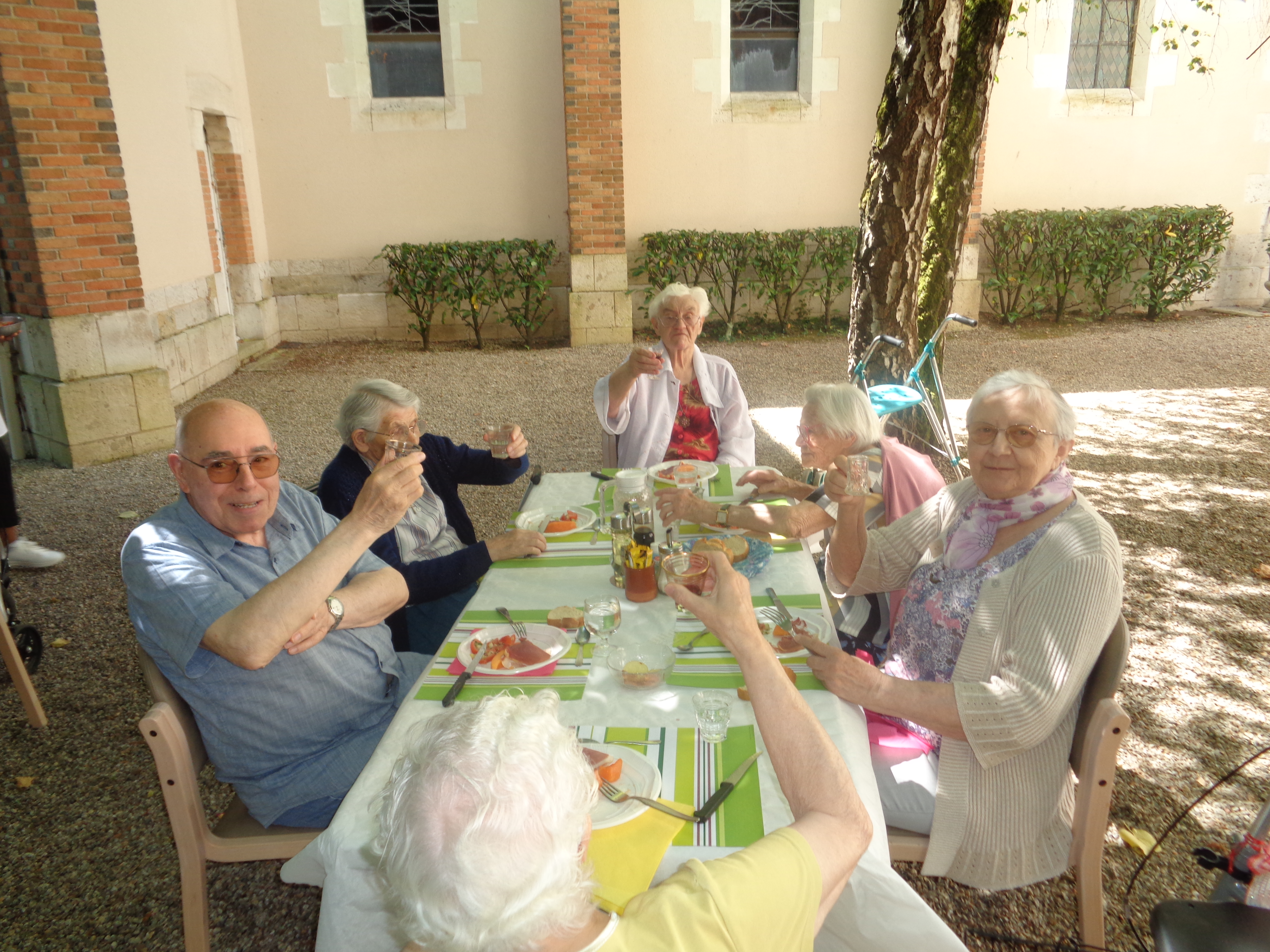 Personnes âgées assises à une table dehors