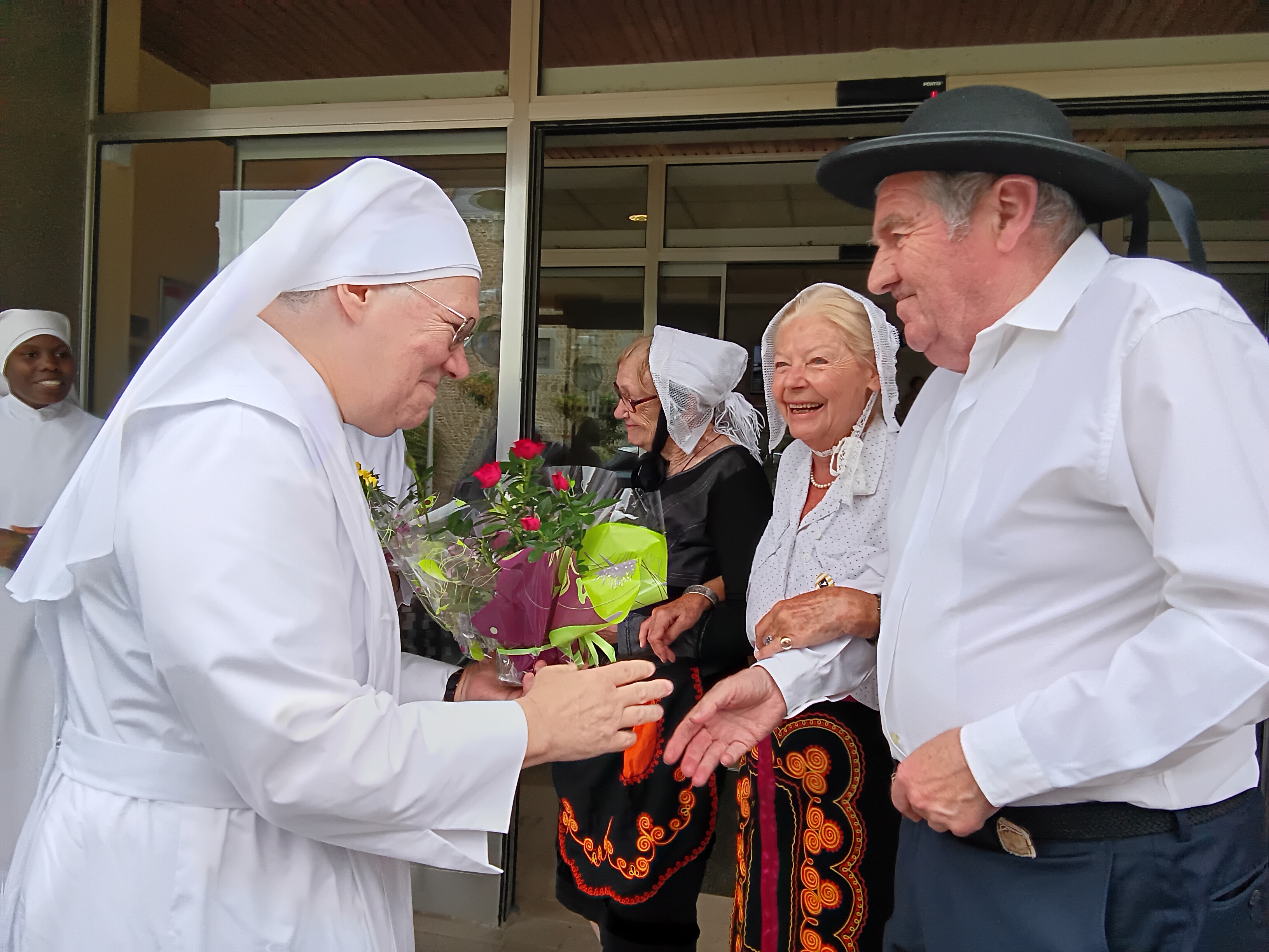 bienvenu d'un résident habillé en breton à une des Mères assistantes des Petites soeurs des Pauvres