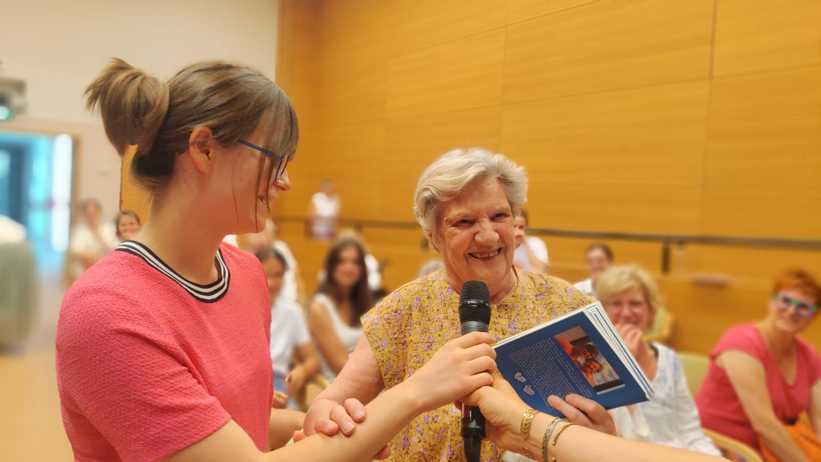 Personne âgée interviewée avec une jeune
