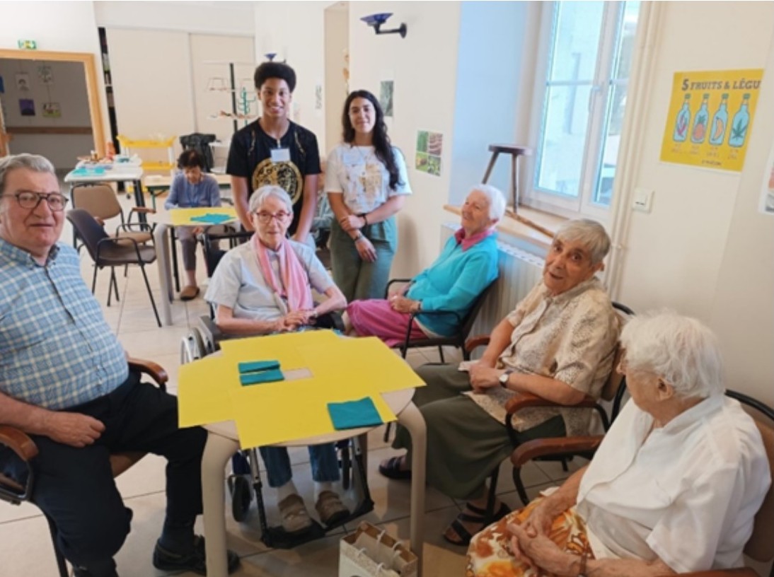 2 lycéens assis avec des personnes âgées