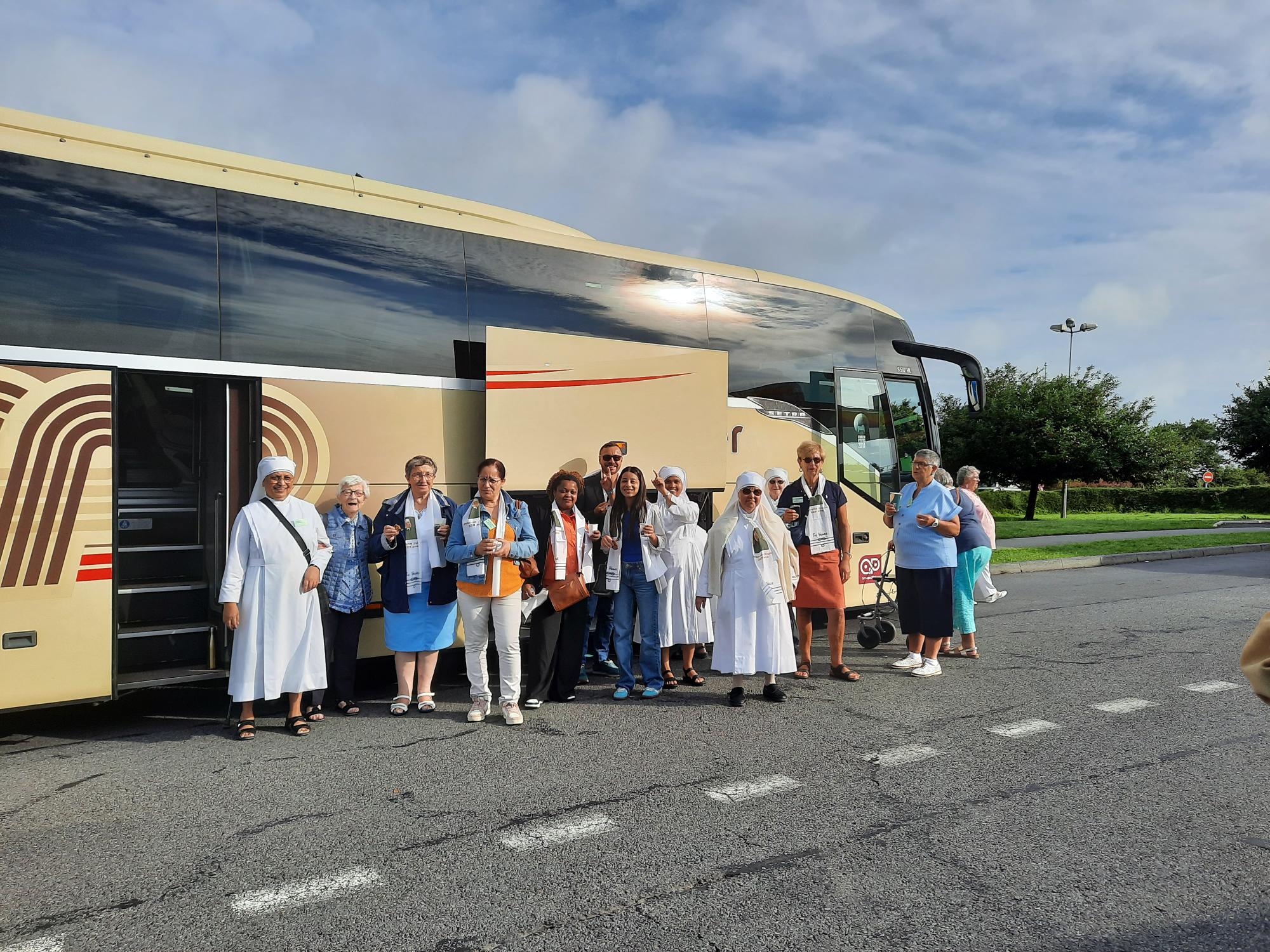 groupe devant le car avant de départ pour Cancale