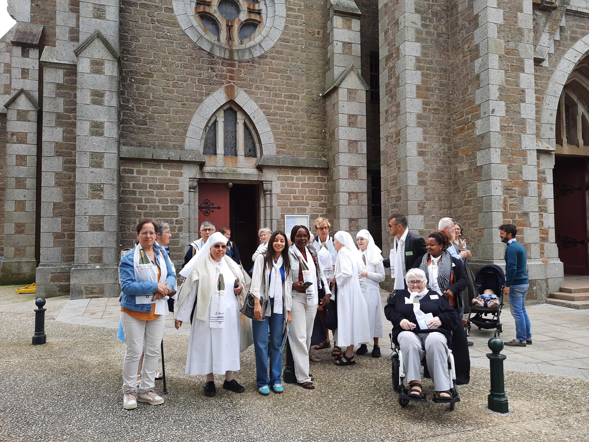 groupe des pélerins devant l'église de Cancale