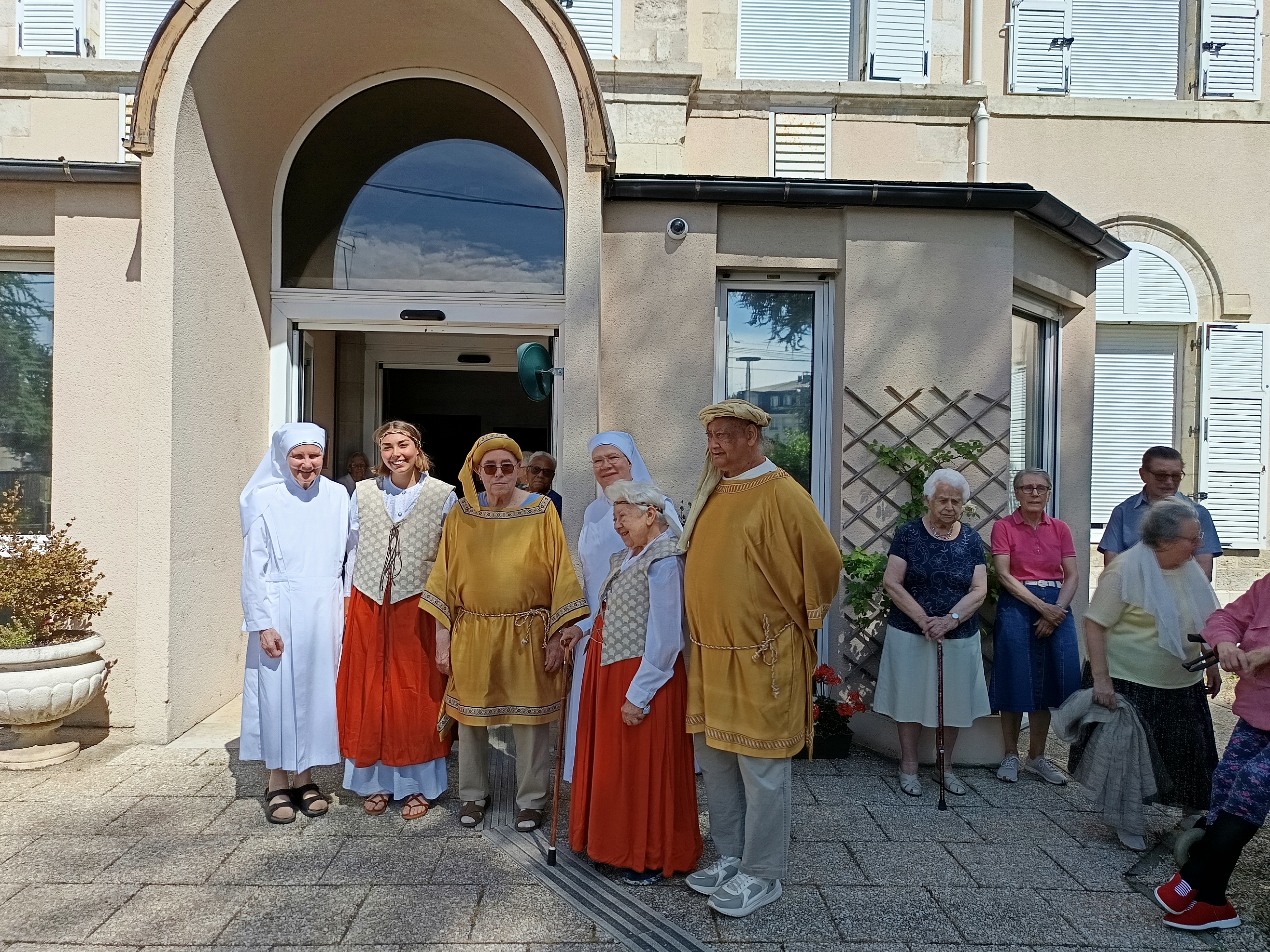 photo du groupe des résidents et des Mères assistantes accueillies