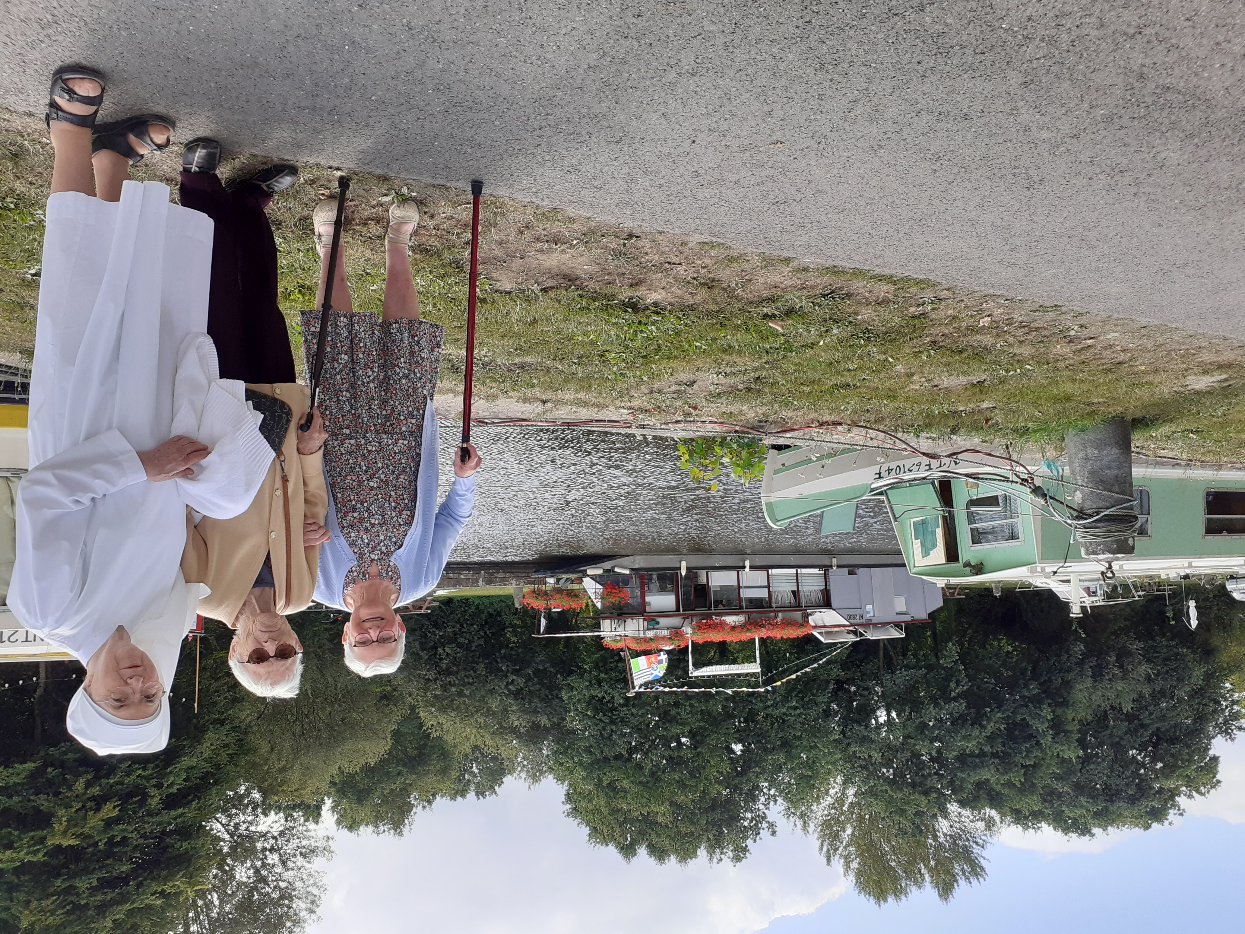 Personnes âgées et petites soeurs au bord du canal