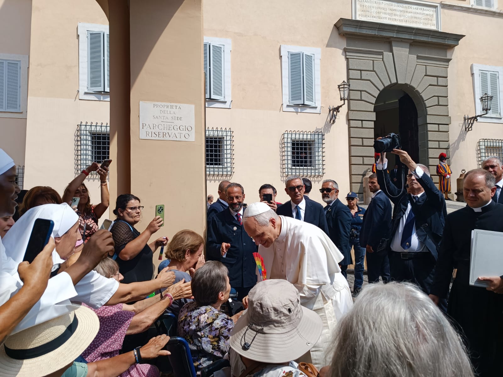 Pape Léon avec des personnes âgées