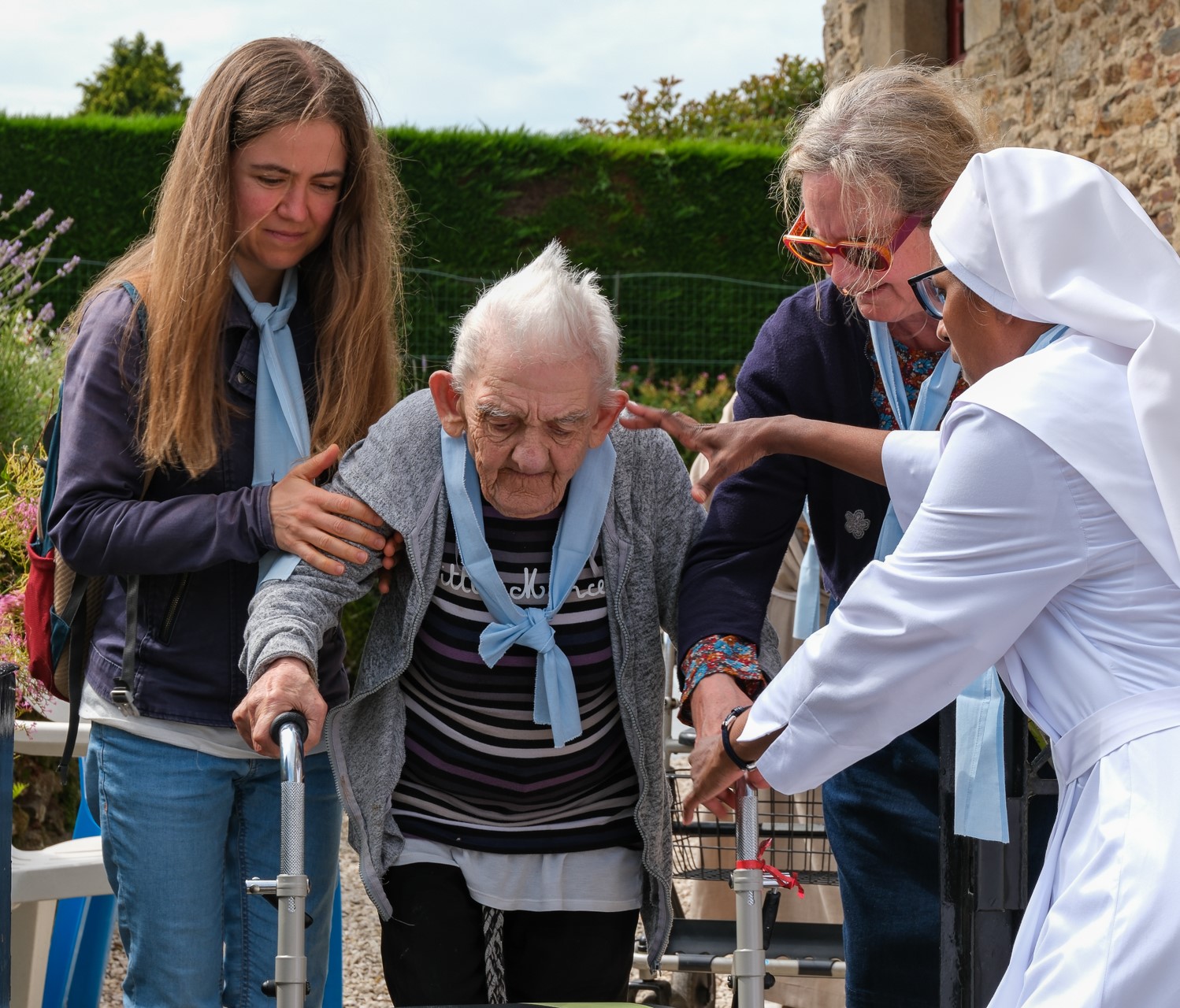 entraide autour d'une personne âgée