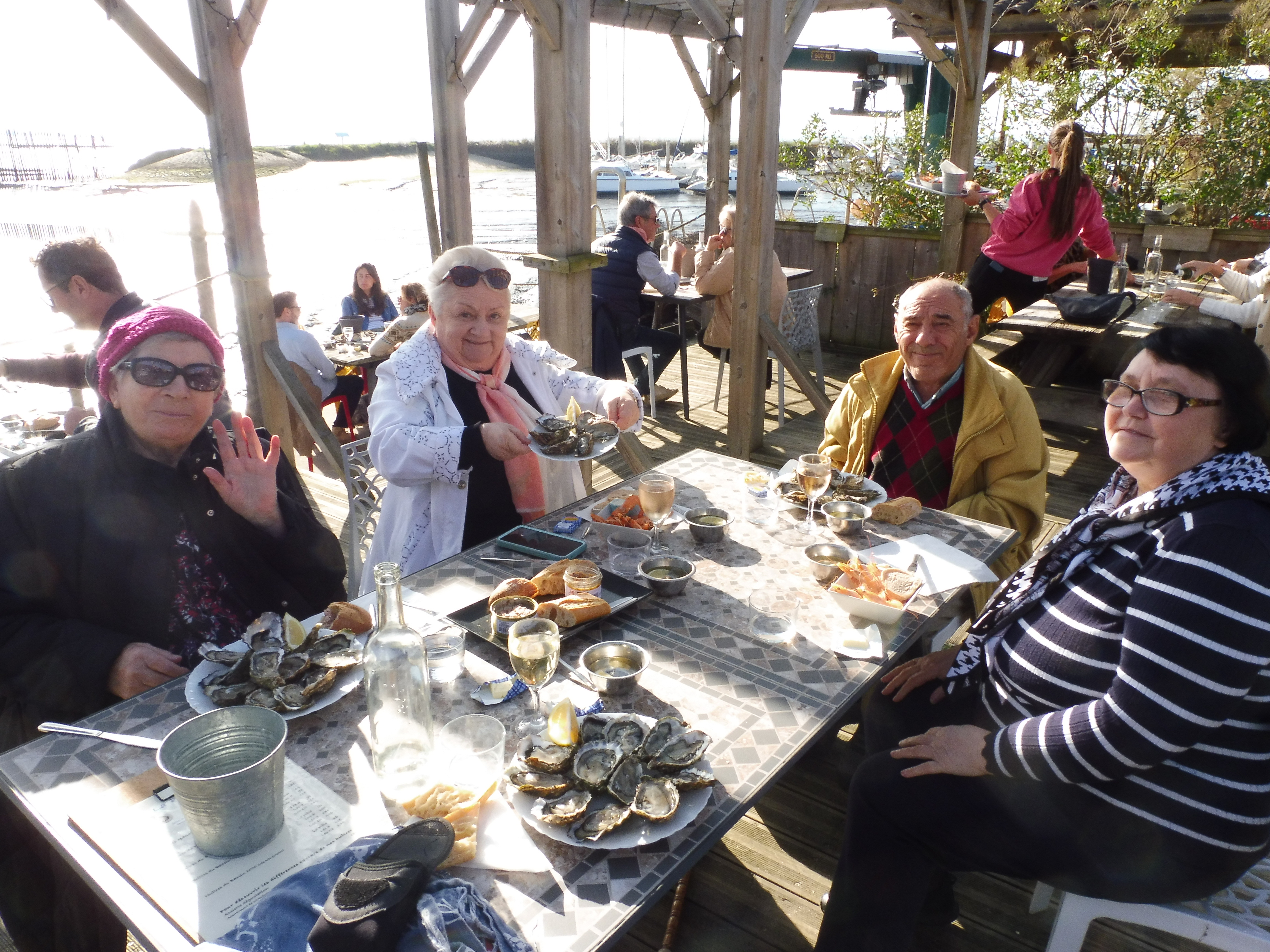 Personnes âgées qui mangent des huitres en bord de mer