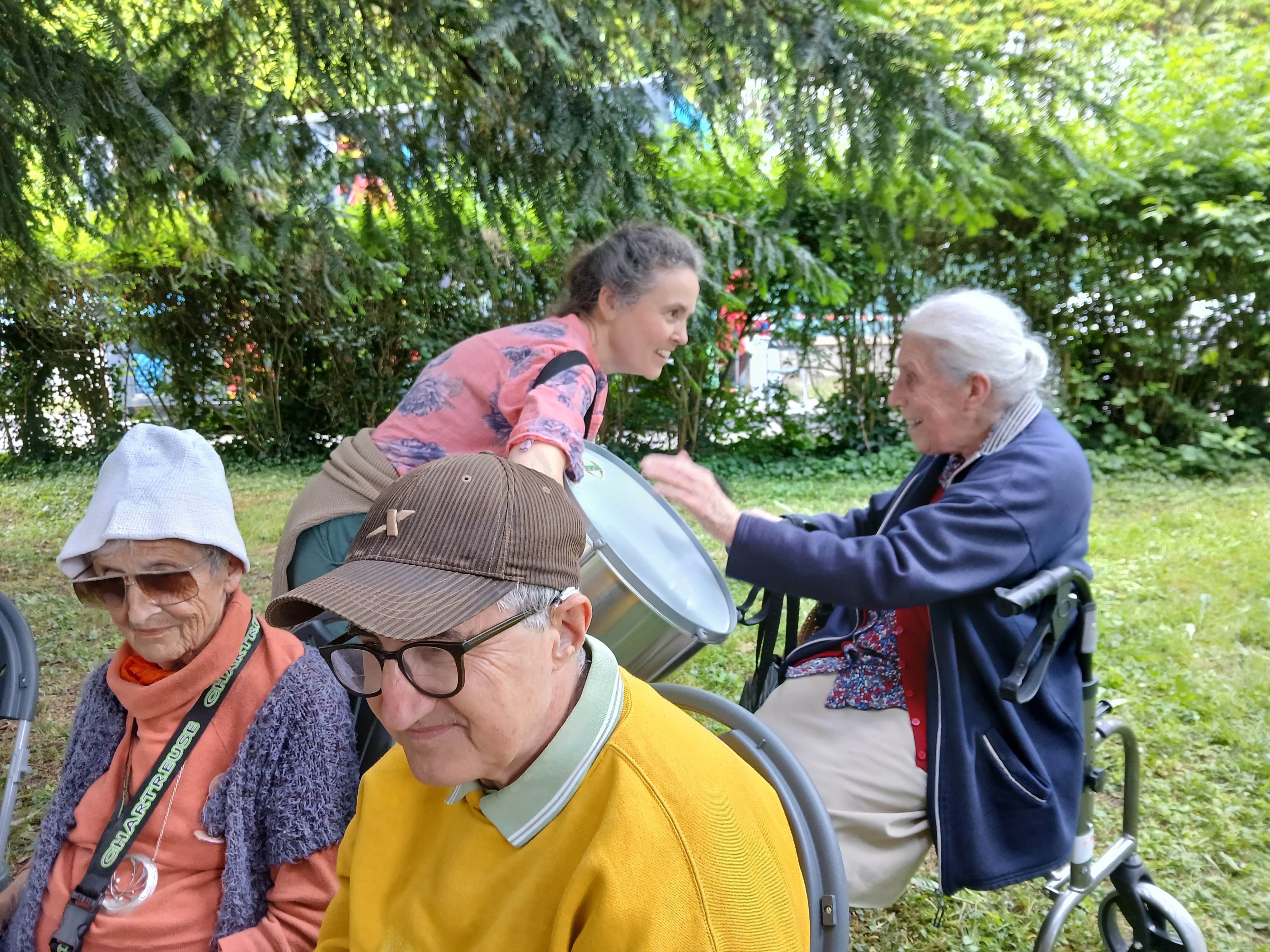 Personnes âgées dans un jardin