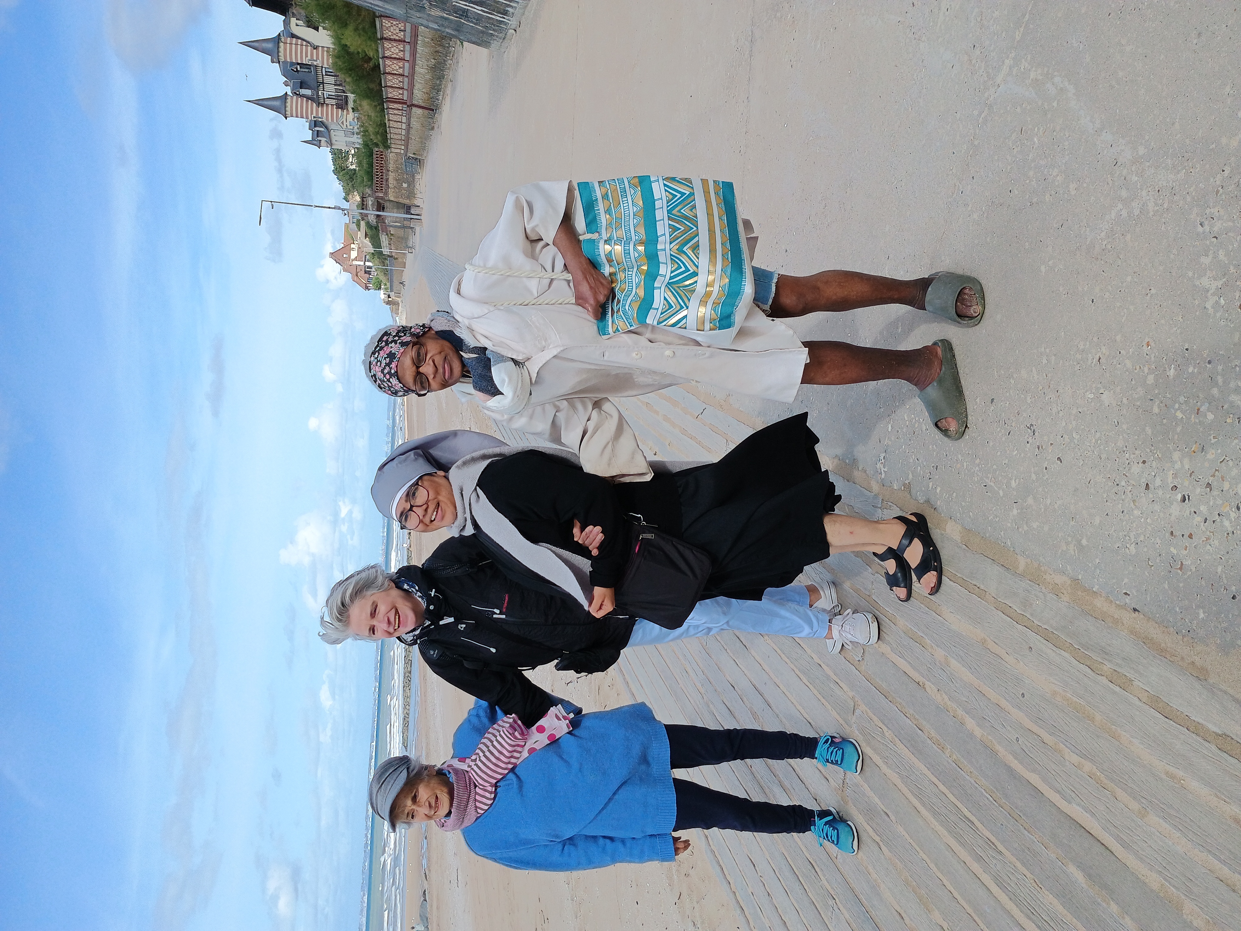 Petite sœur et personnes âgées qui mettent les pieds dans l'eau