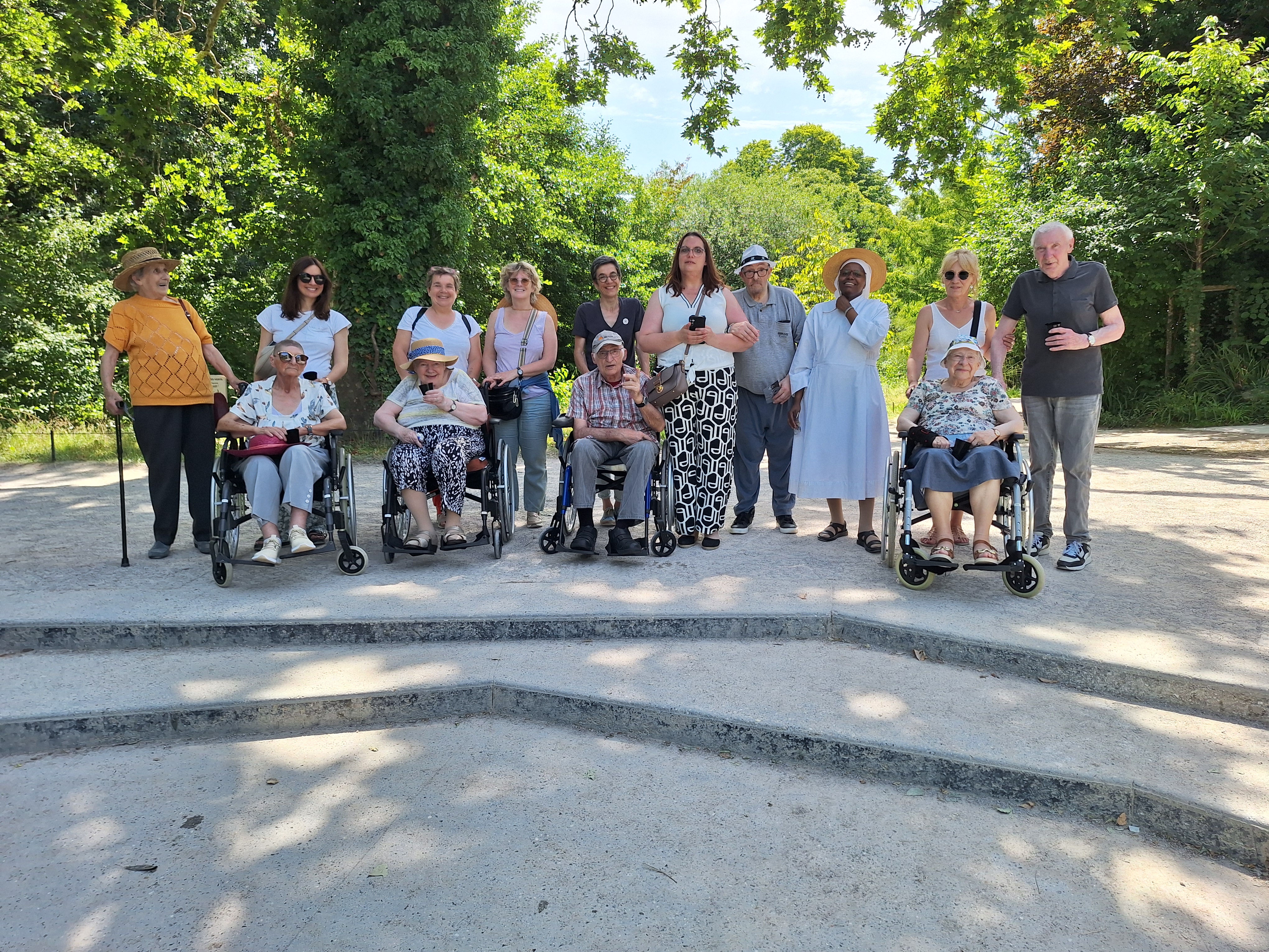 Personnes âgées et petite soeur dans un zoo