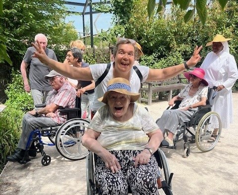 Personnes âgées et petite soeur dans un zoo