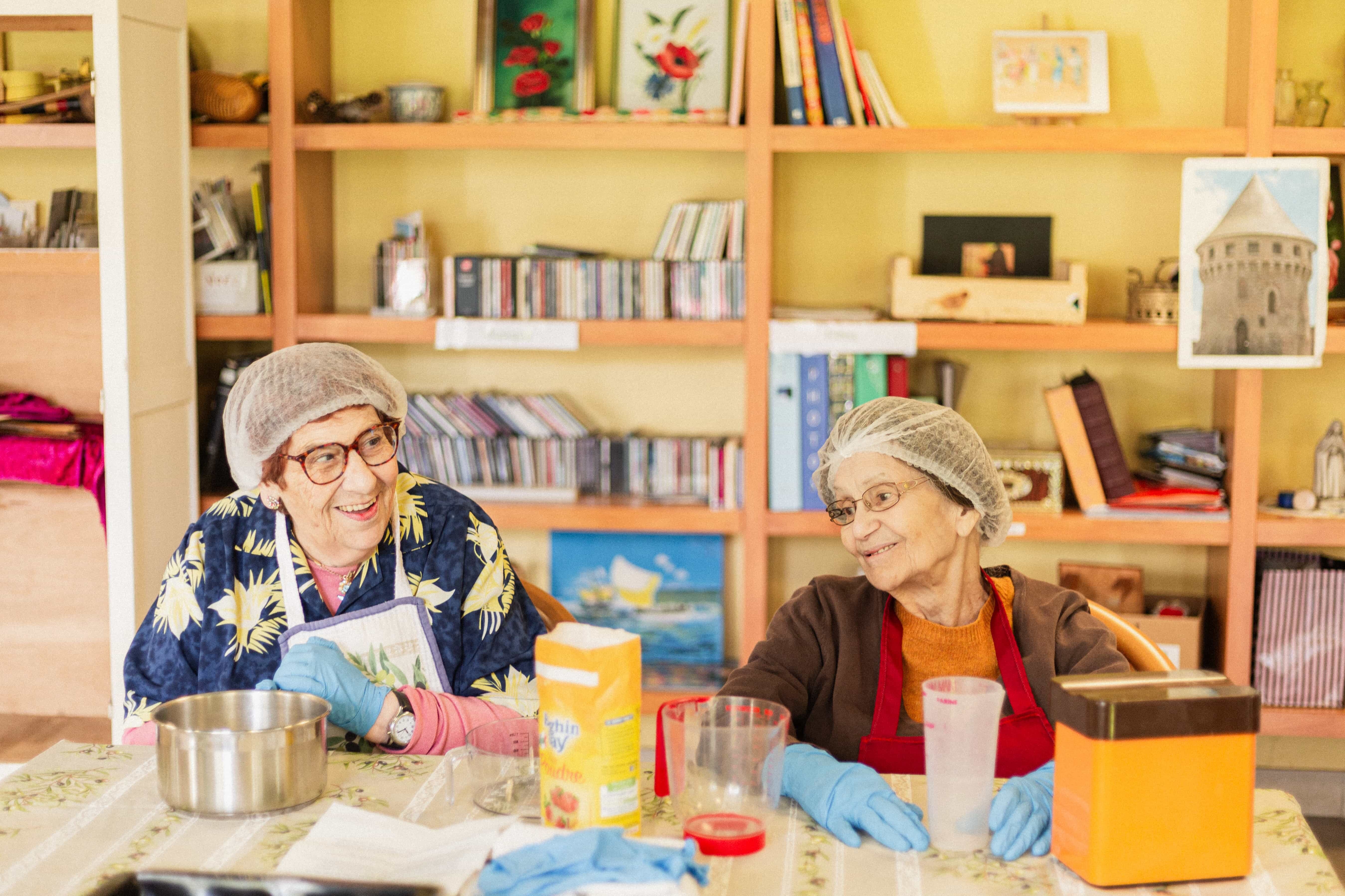 Personnes âgées qui font une activité créative