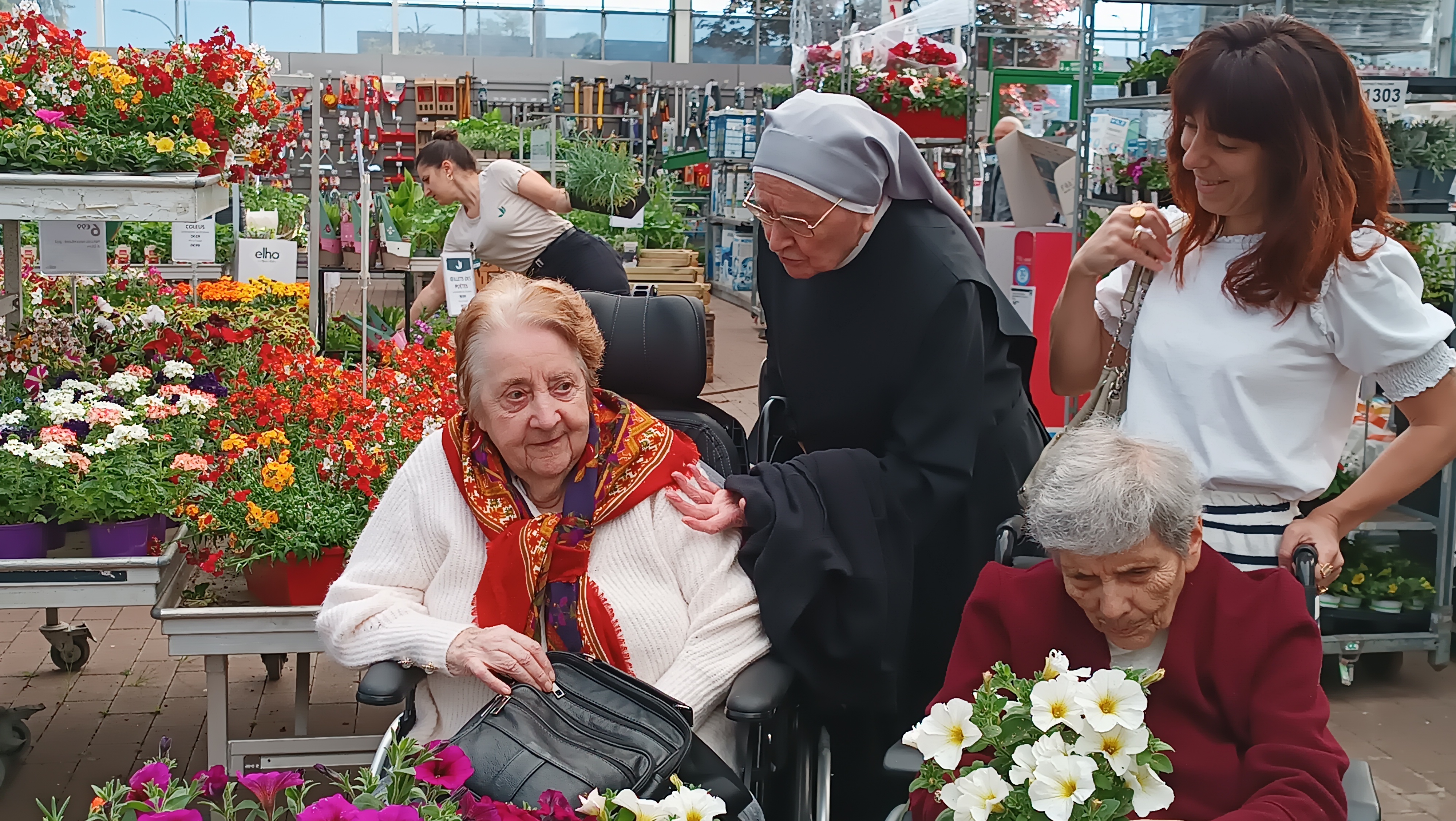 Personnes âgées dans une pépinière