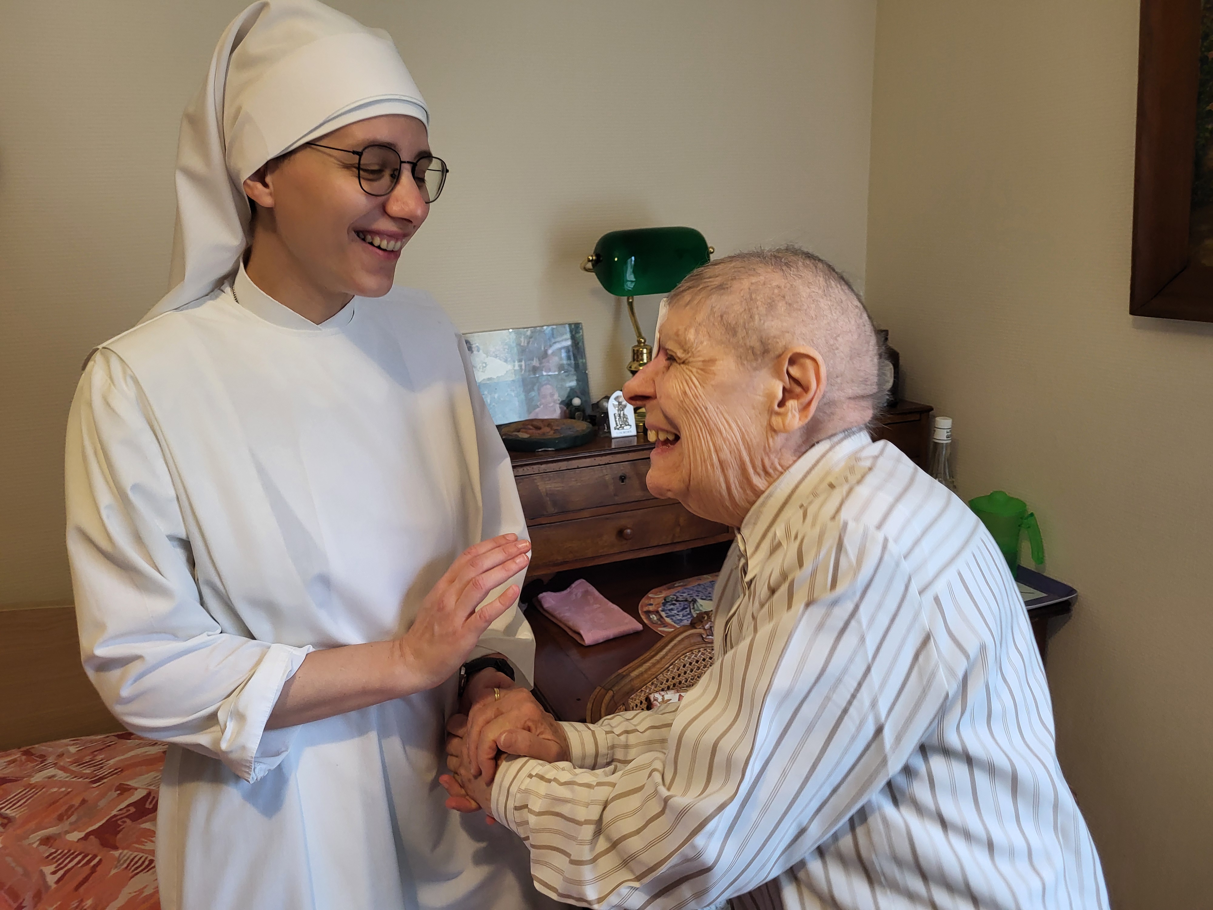 Personne âgée et petite soeur qui sourient