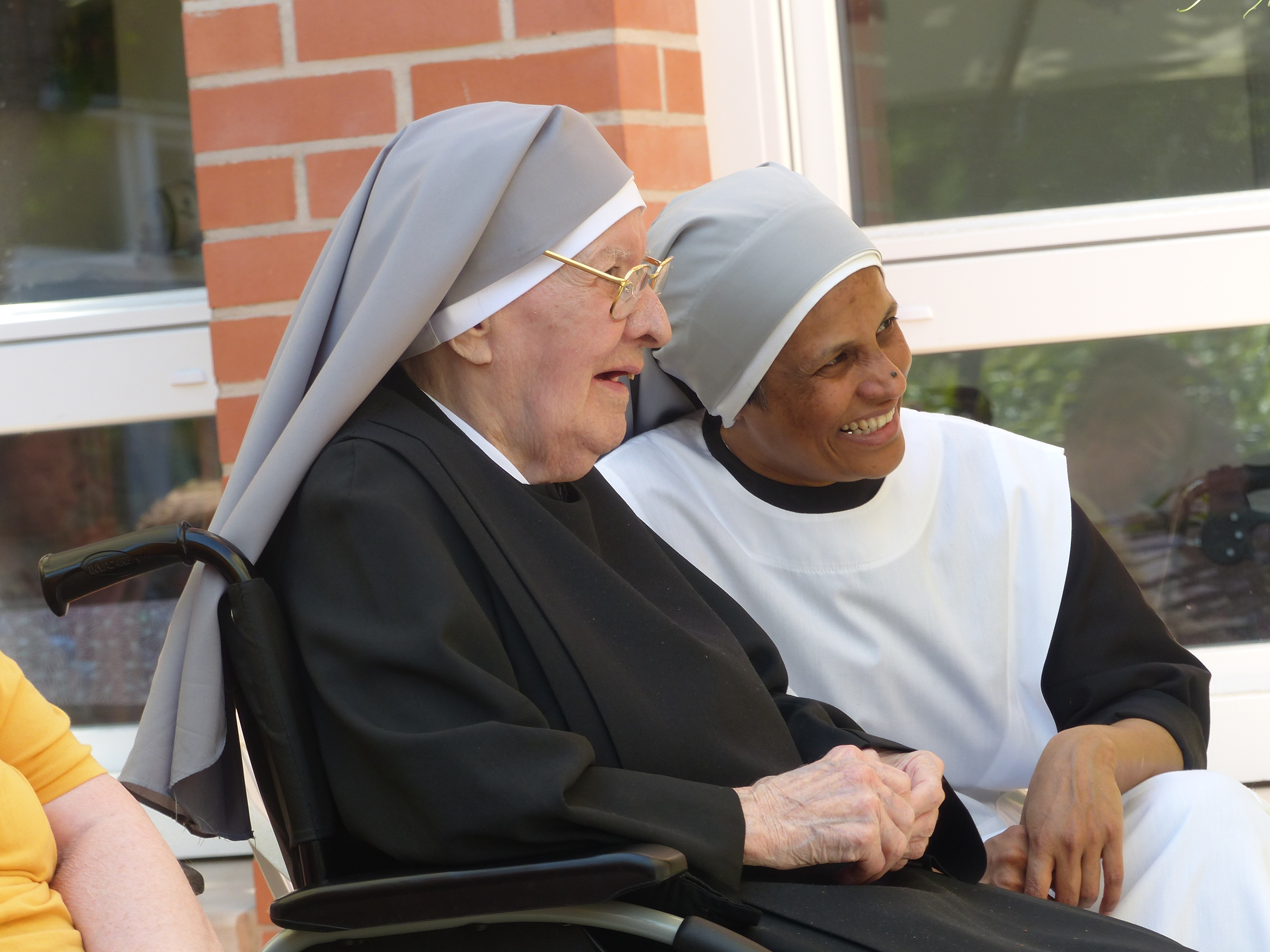 deux petites sœurs qui rigolent