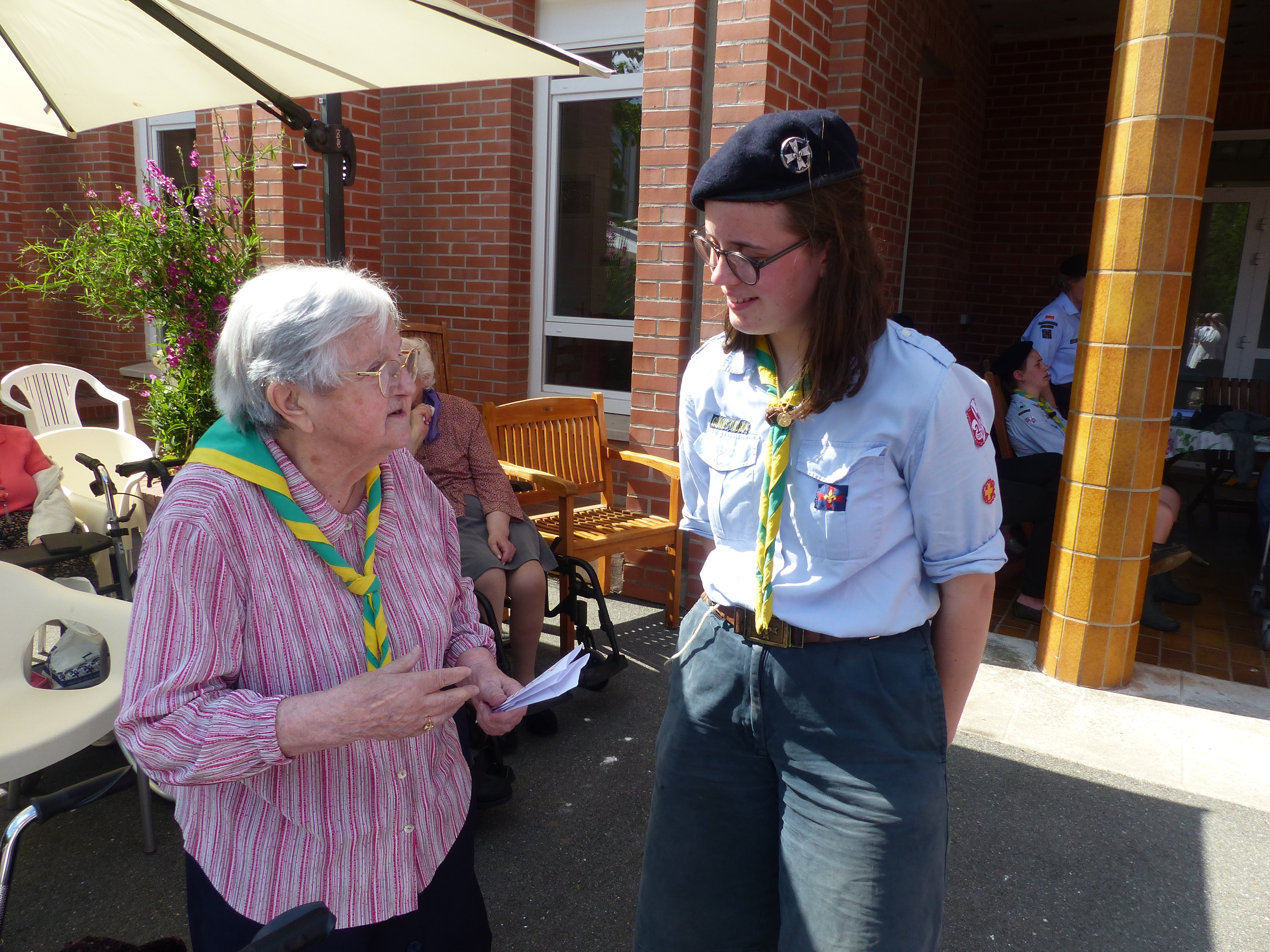 personne âgée qui discutent avec une guide d'europe