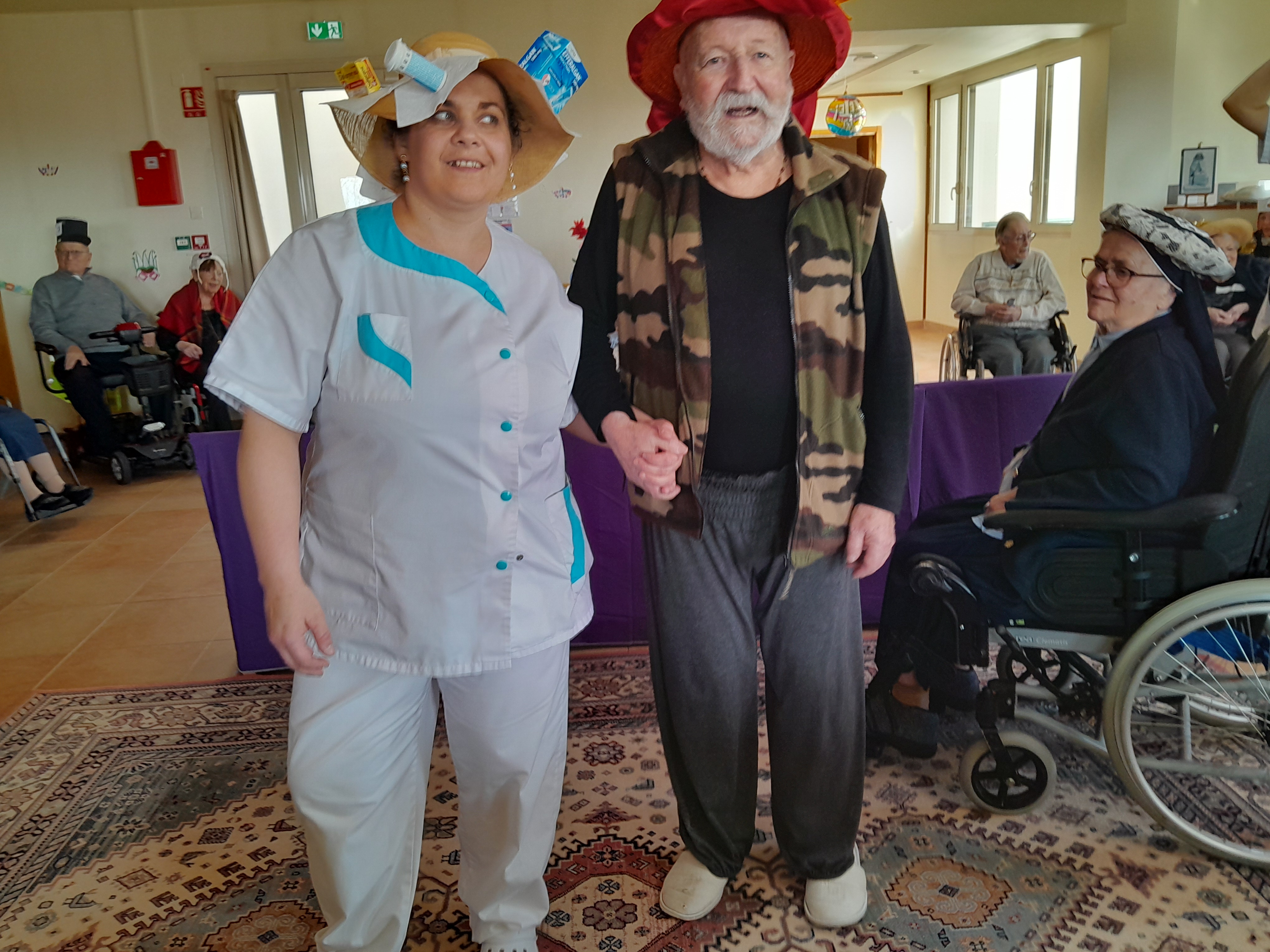 Aide soignante qui danse avec une personne âgée