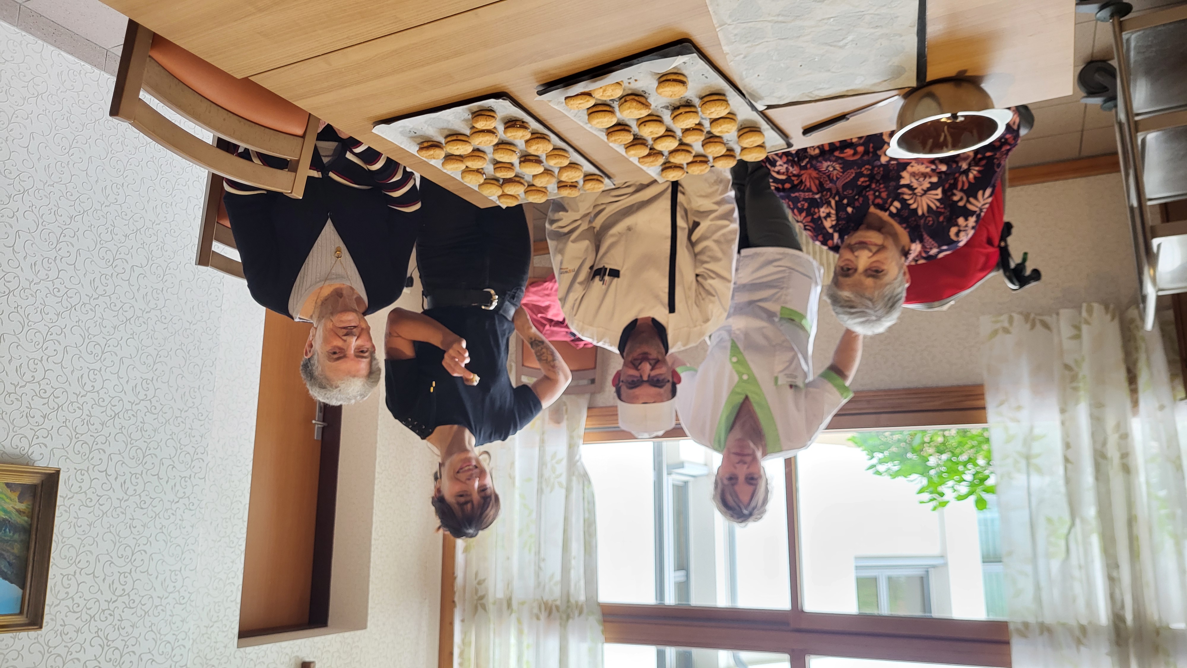 Personnes âgées qui font des gâteaux