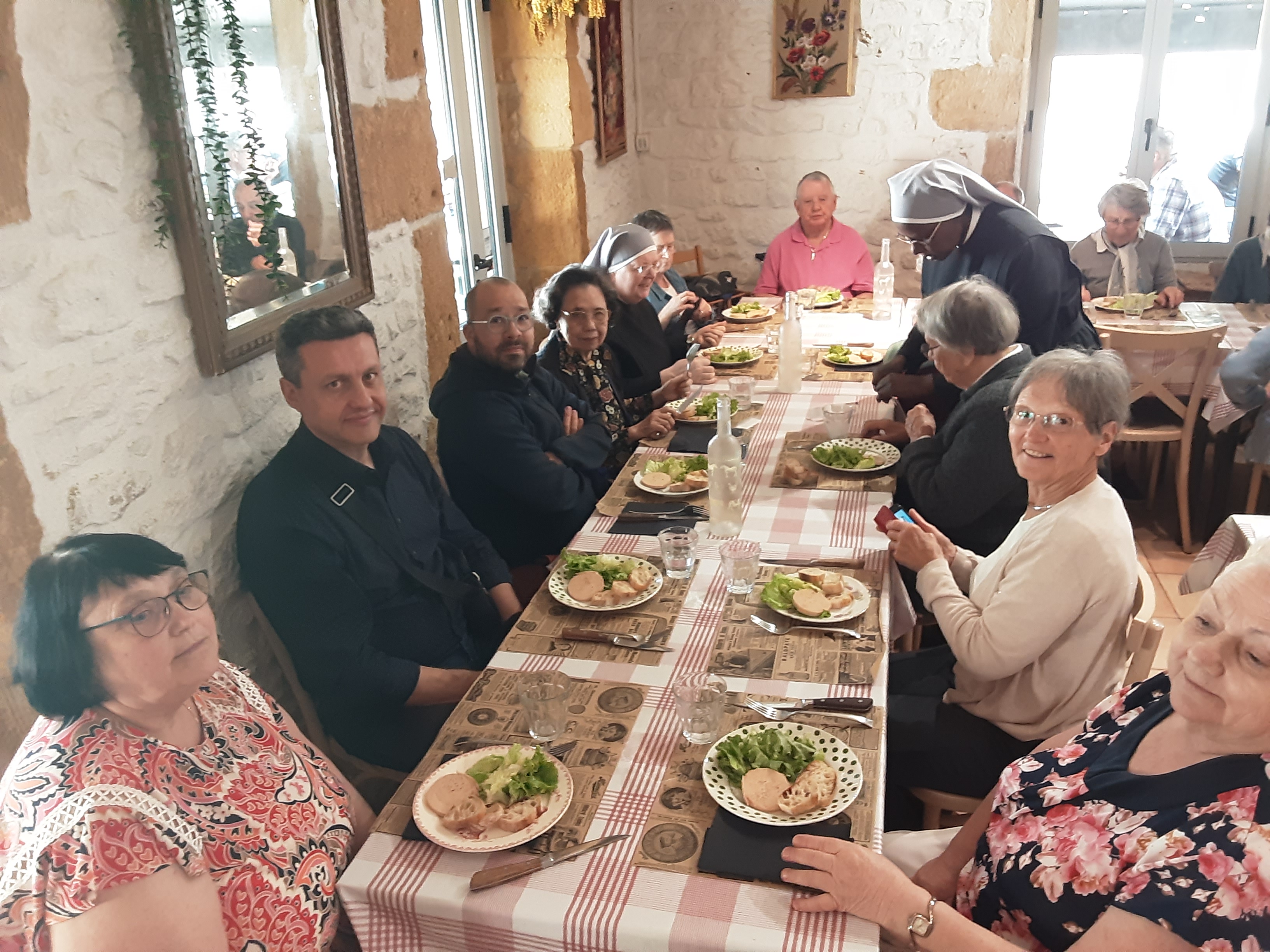 Personnes âgées qui mangent dans une grande salle