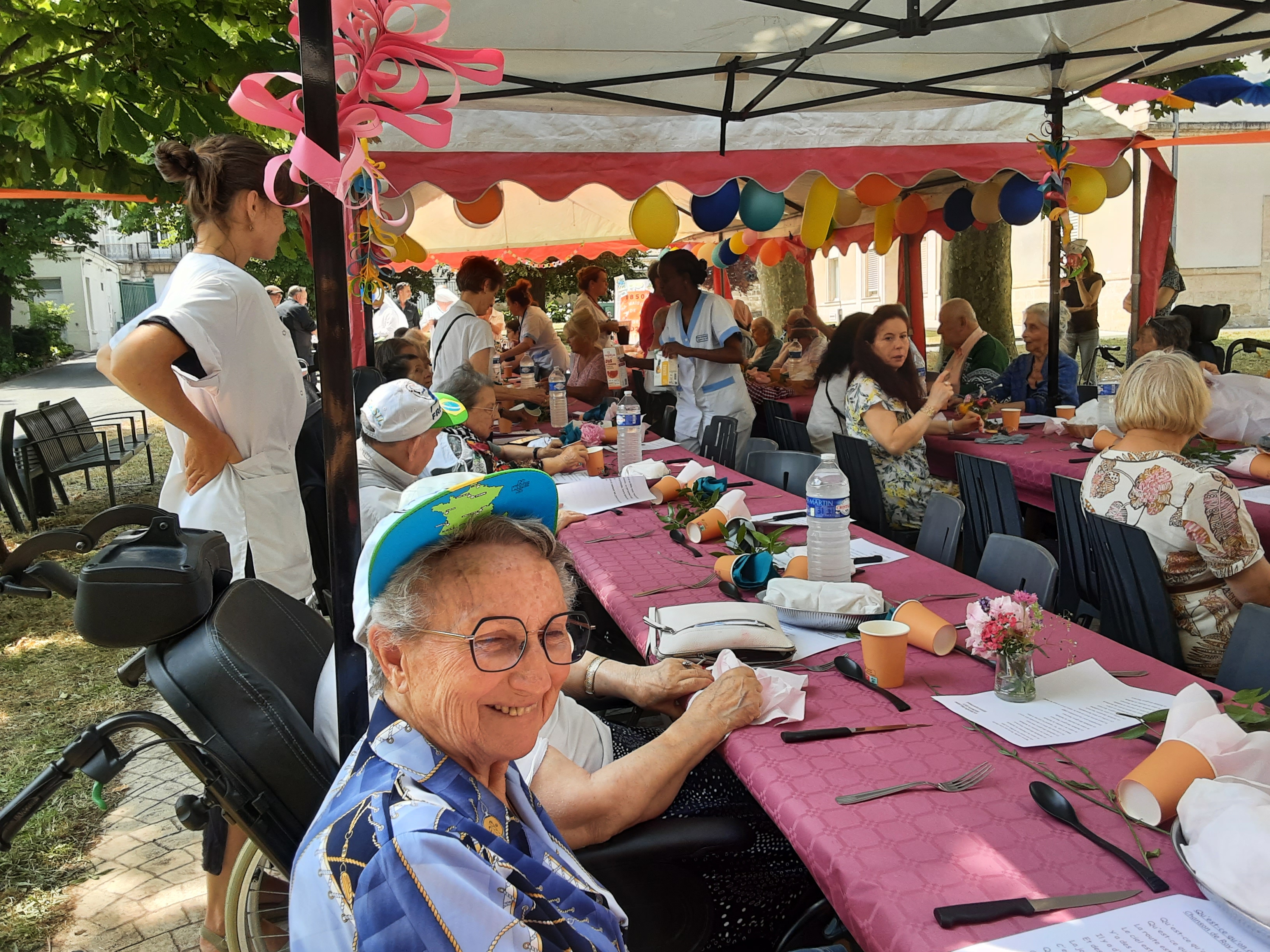 Personnes âgées qui prennent un repas autour d'une grande table