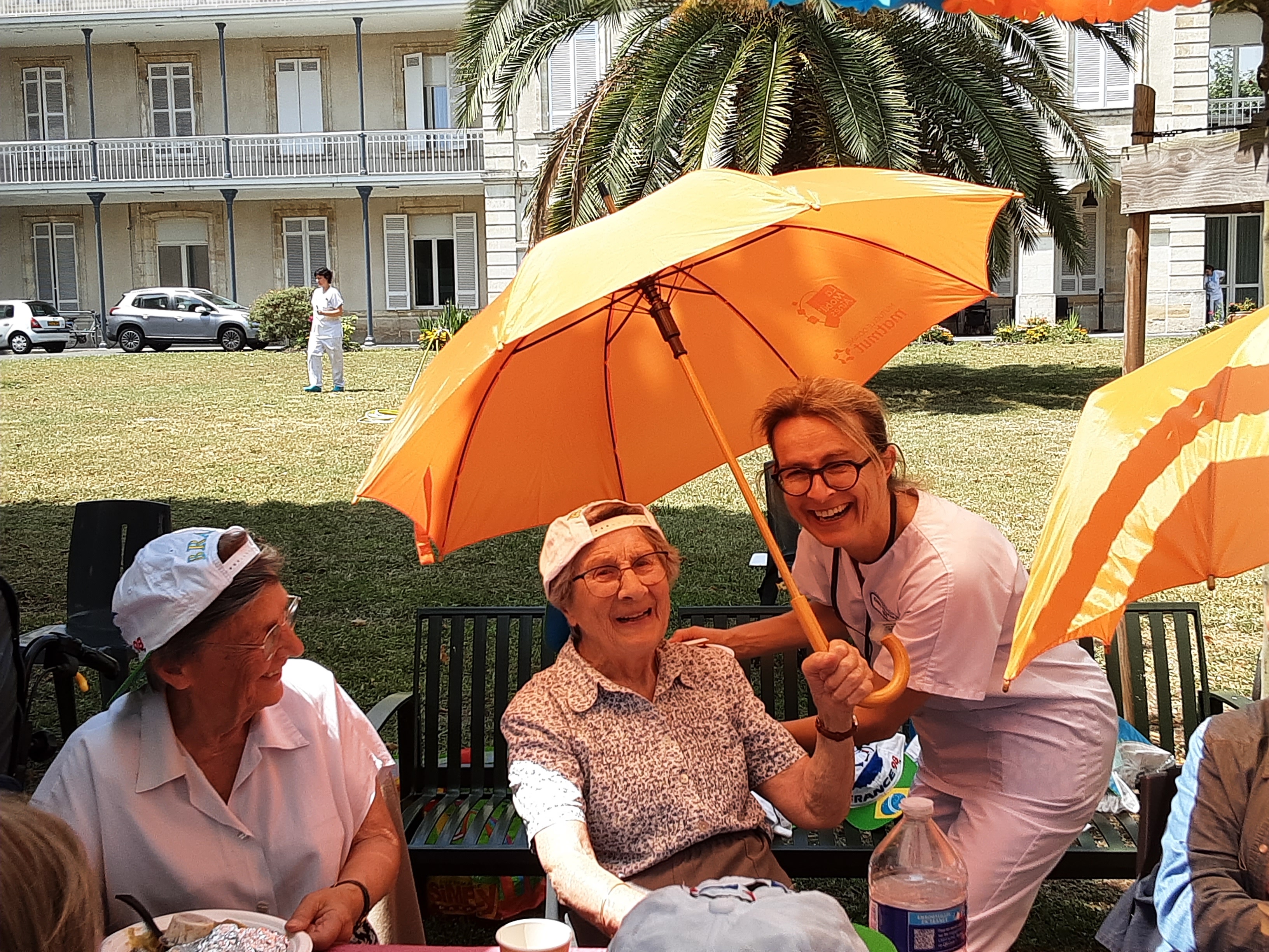 Personnes âgées au soleil