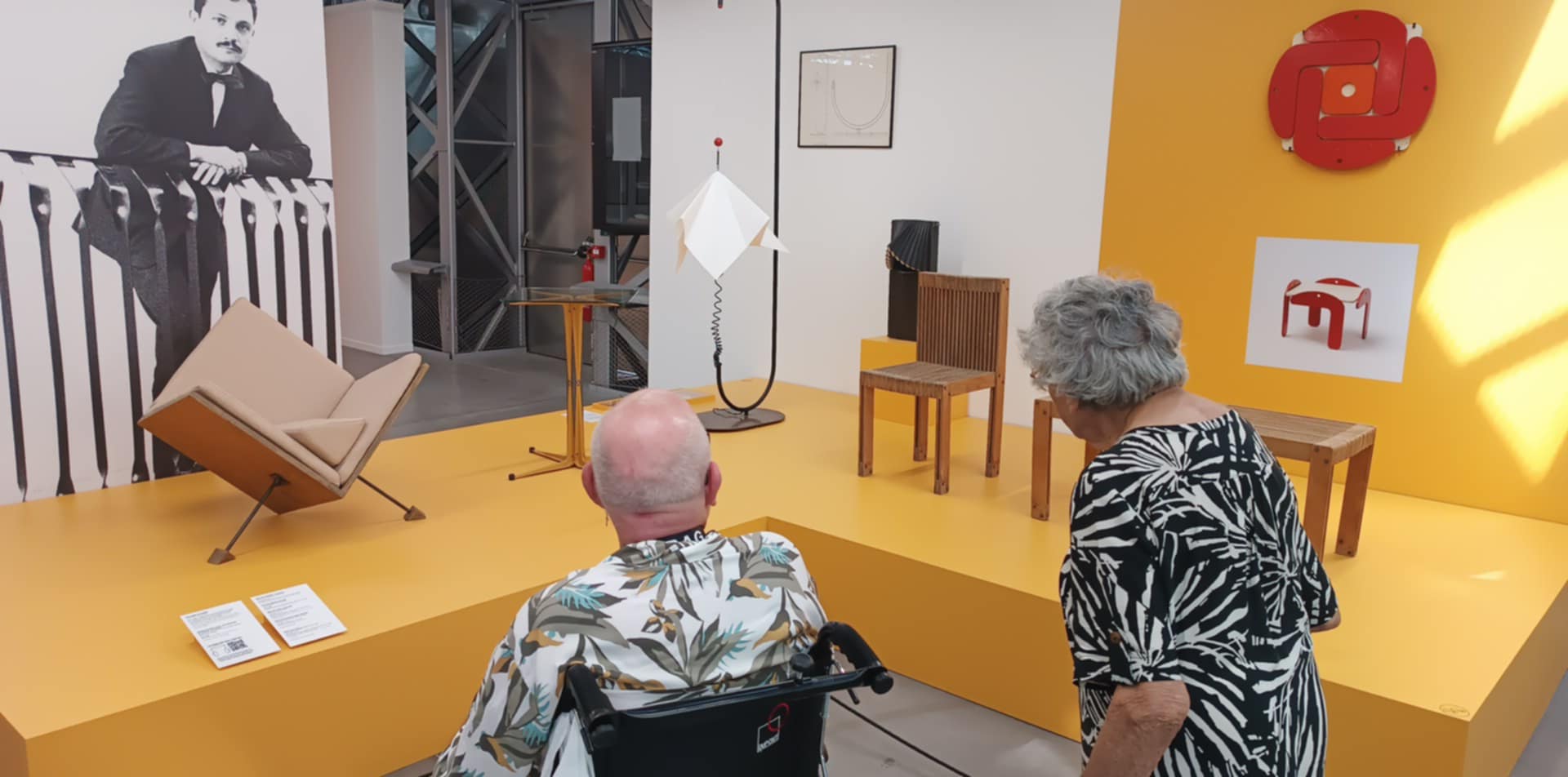 Personnes âgées qui regardent une exposition