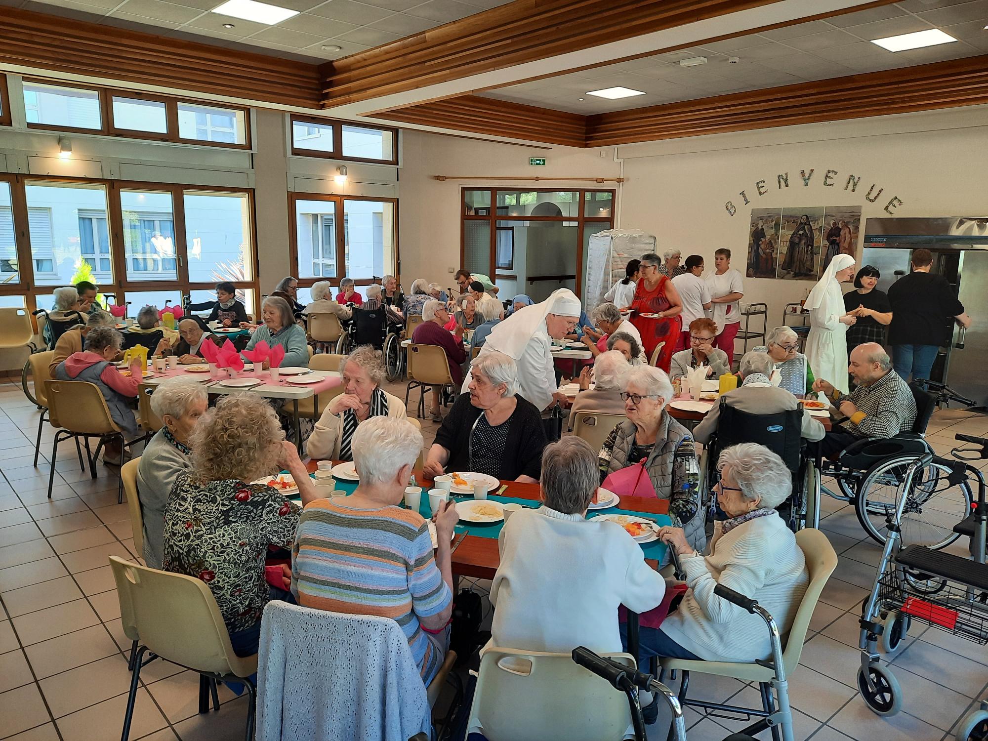 Personnes âgées dans une grande salle à manger