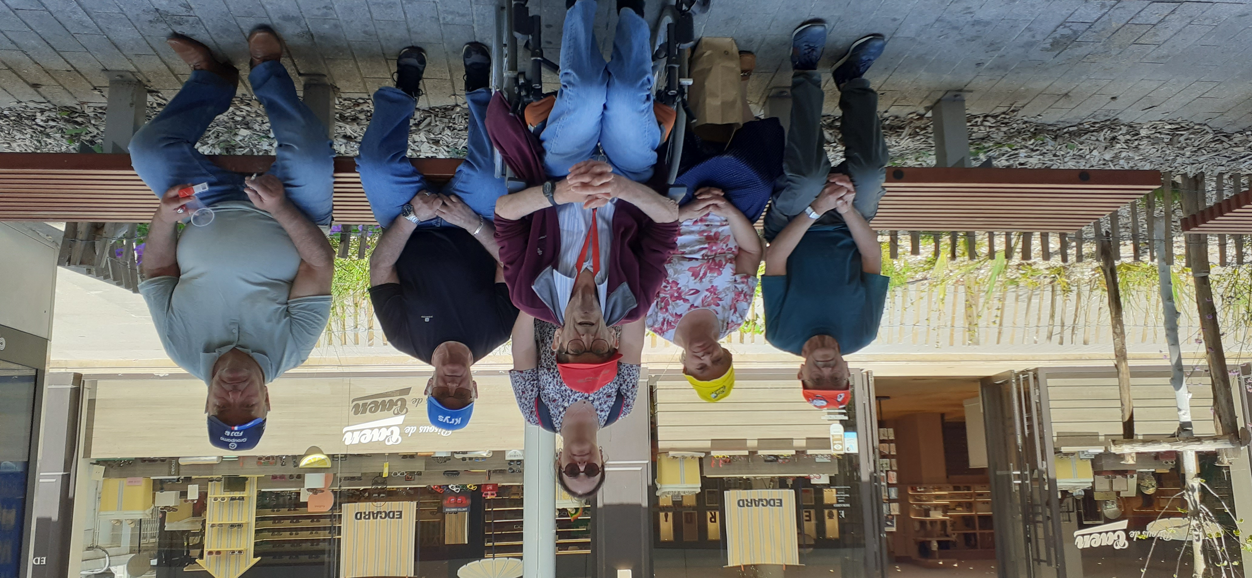 Personnes âgées qui soutiennent le tour de France