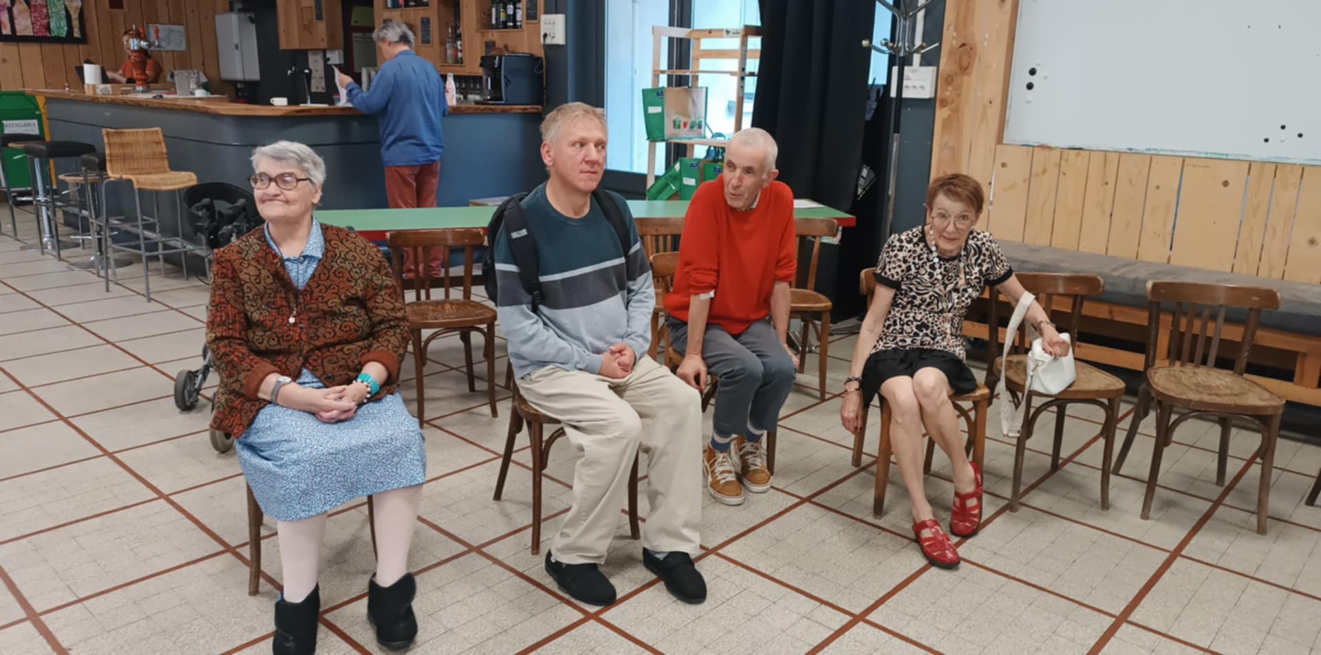 Personnes âgées assises dans une pièce