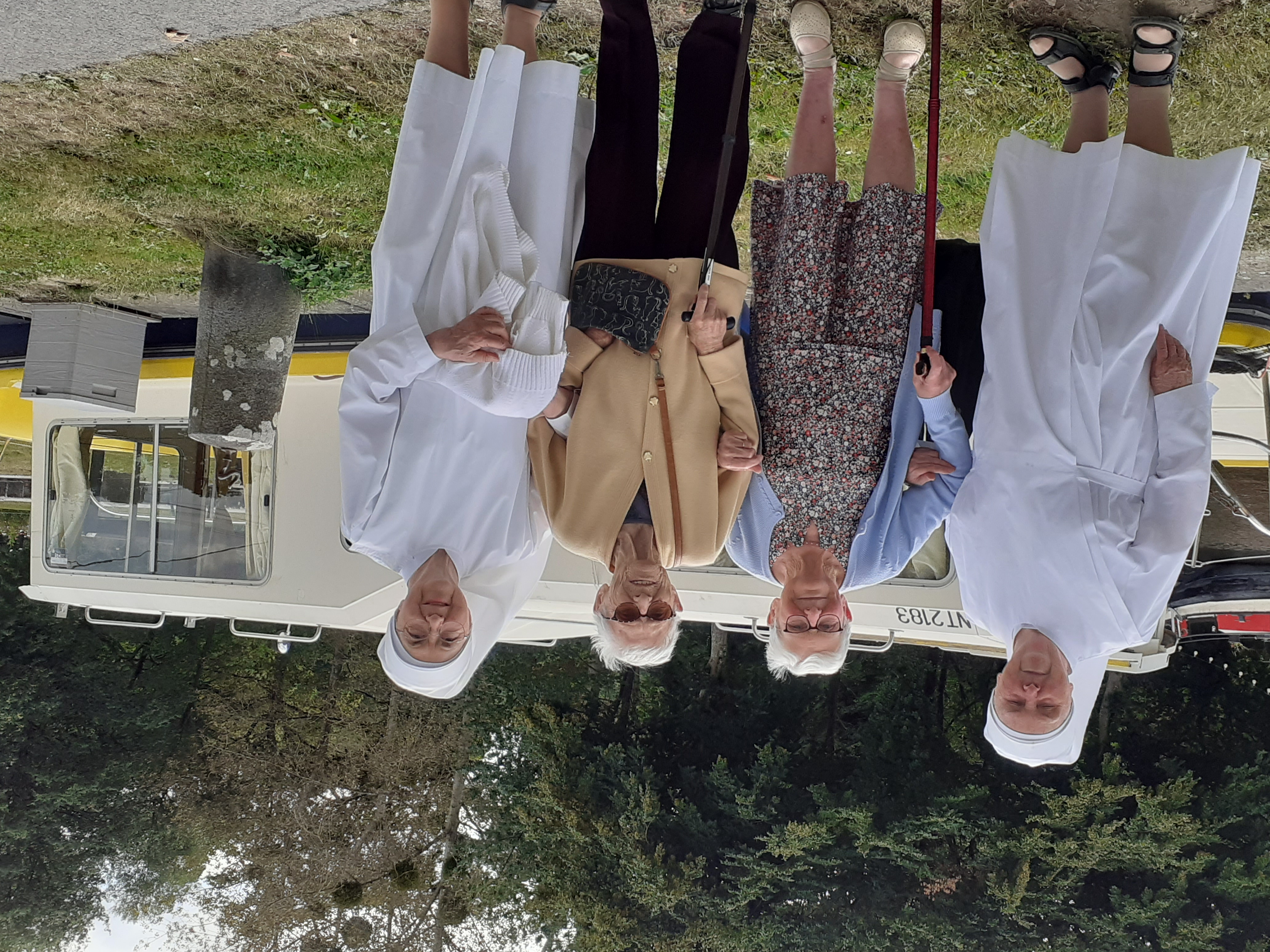 Personnes âgées et petites soeurs au bord du canal