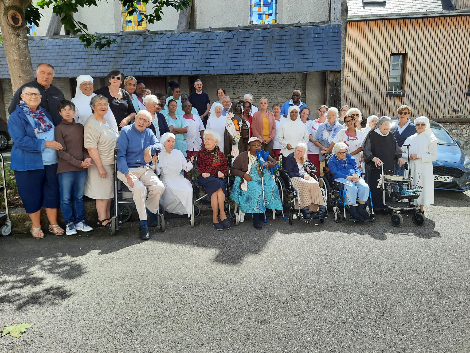 Personnes âgées et petite soeurs des pauvres devant la Maisons du Havre