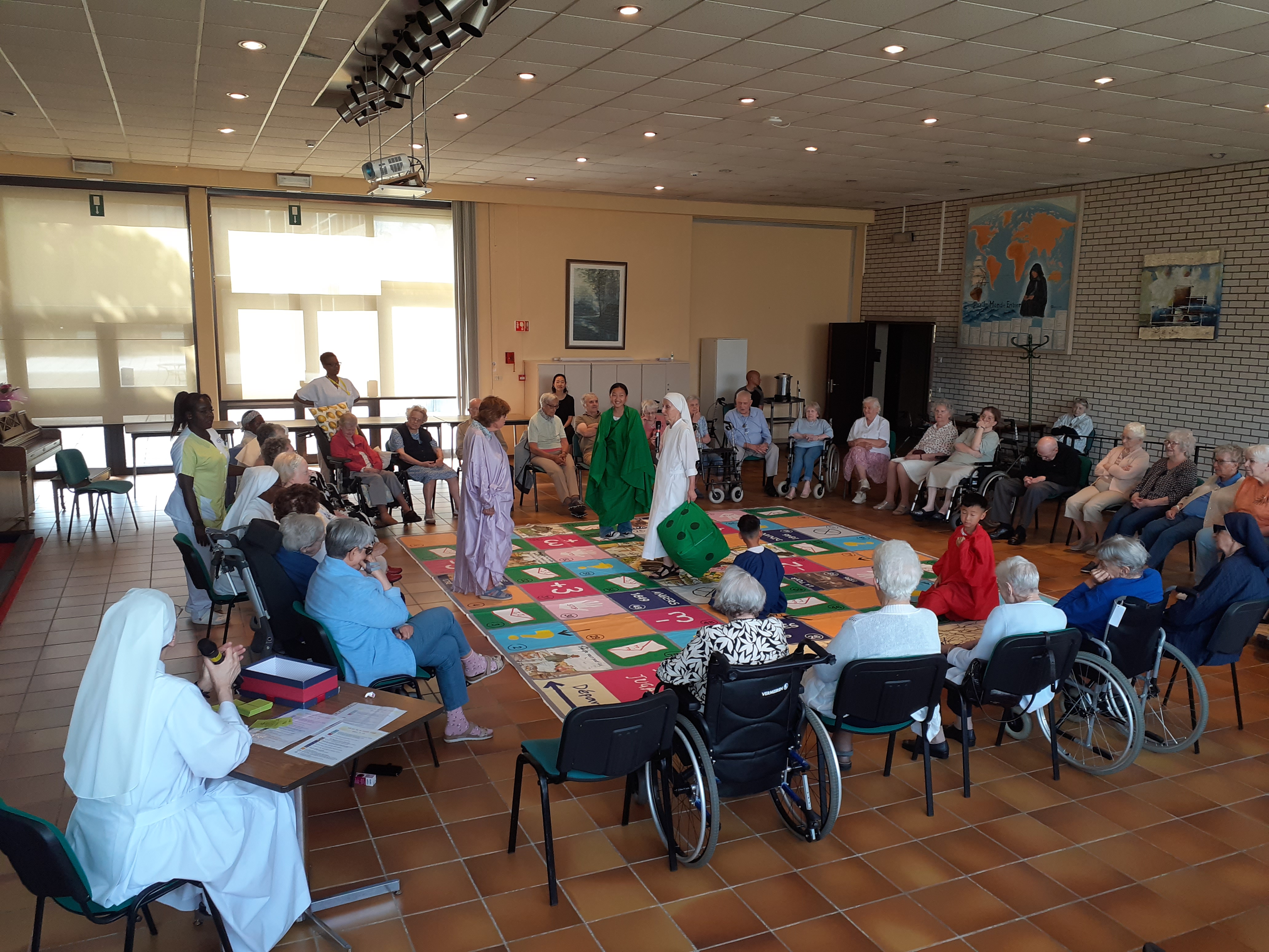 jeu de l'oie géant avec les personnes âgées et des jeunes pour fête de Jeanne Jugan