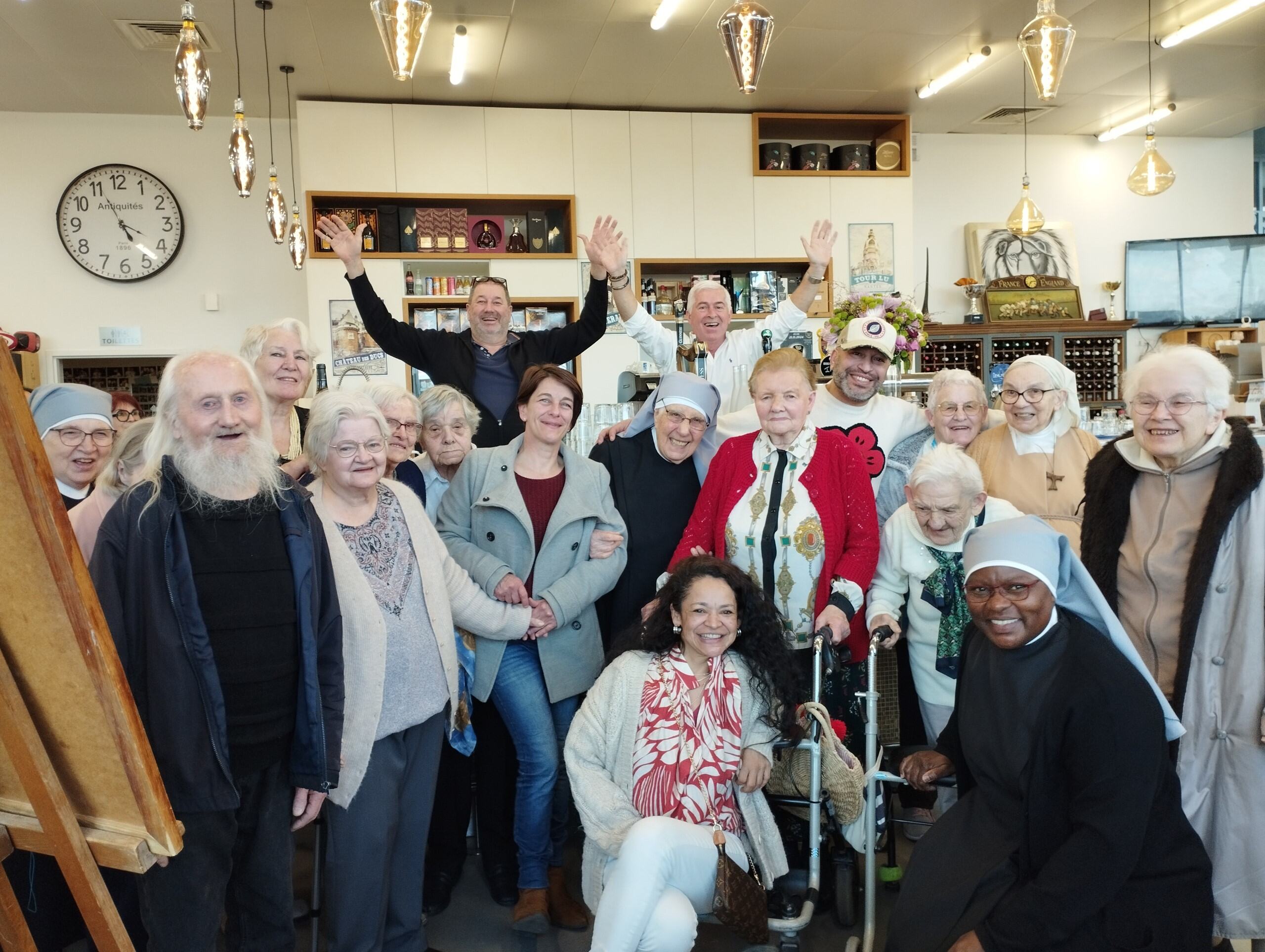 Personnes âgées et petites soeurs au restaurant