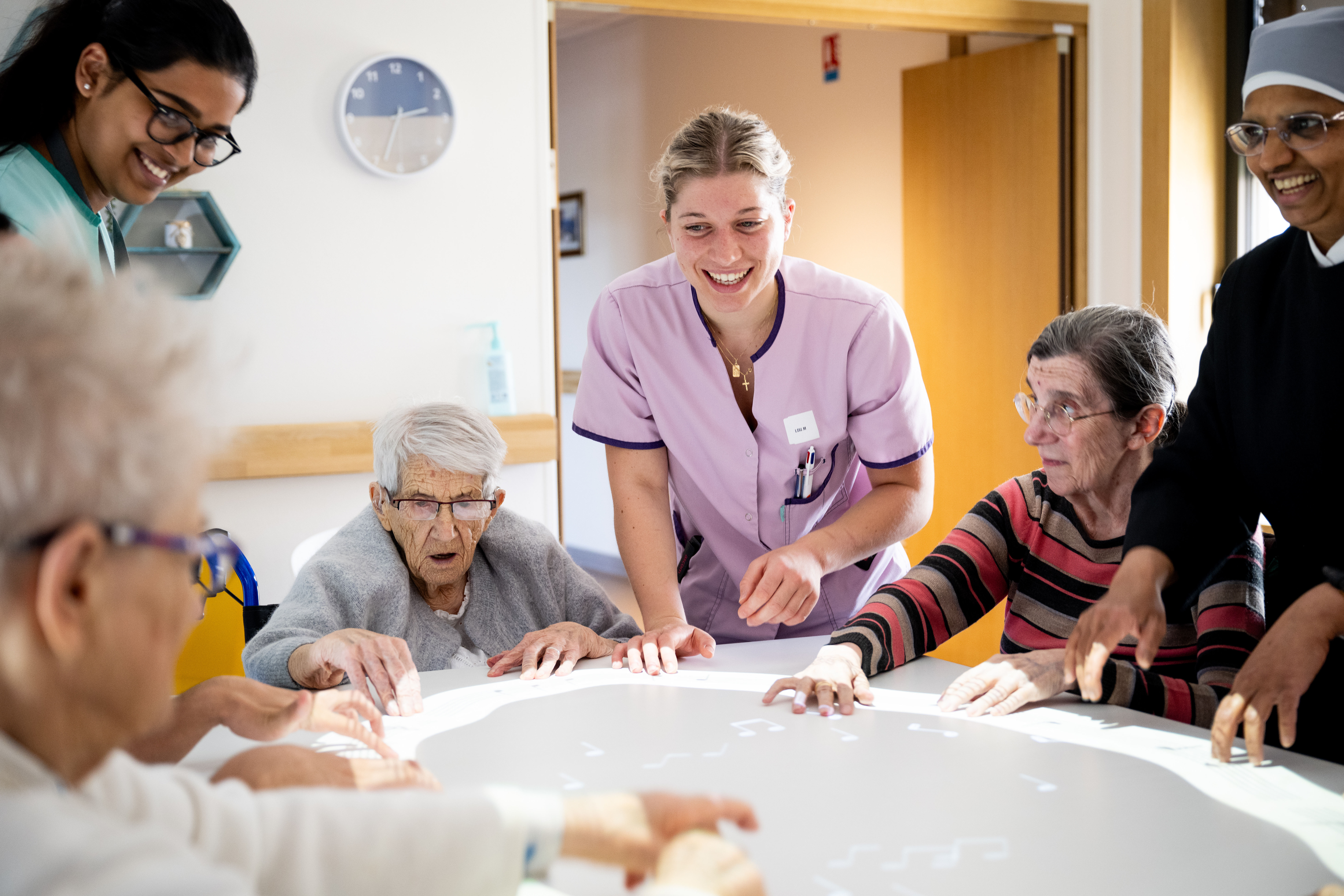 Animation à une table pour des personne âgées
