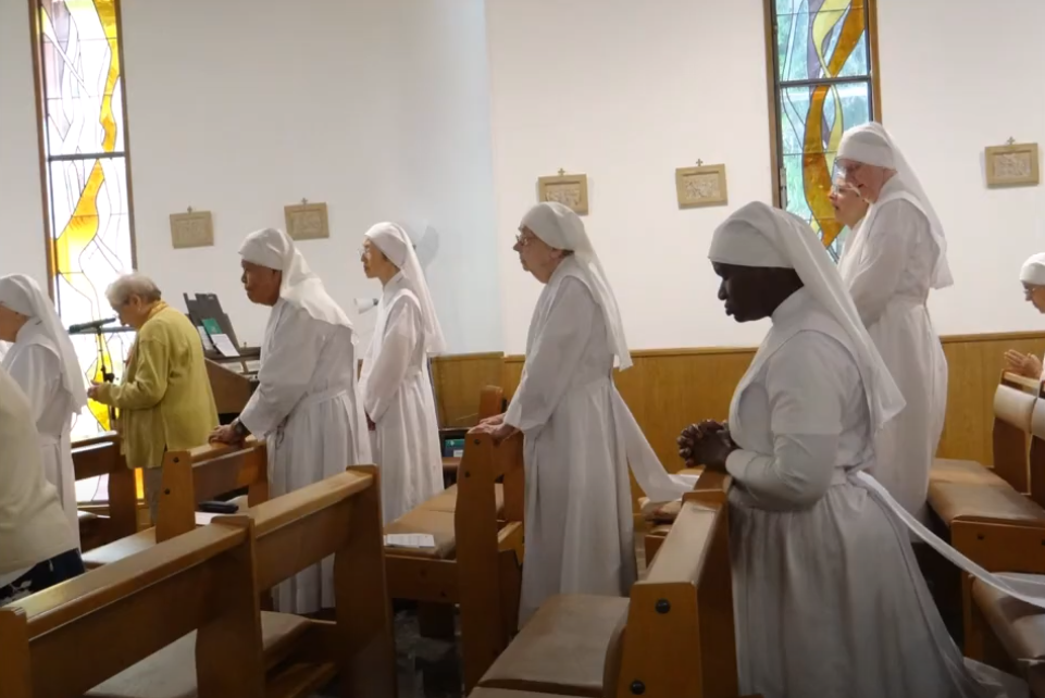 Petites sœurs qui prient