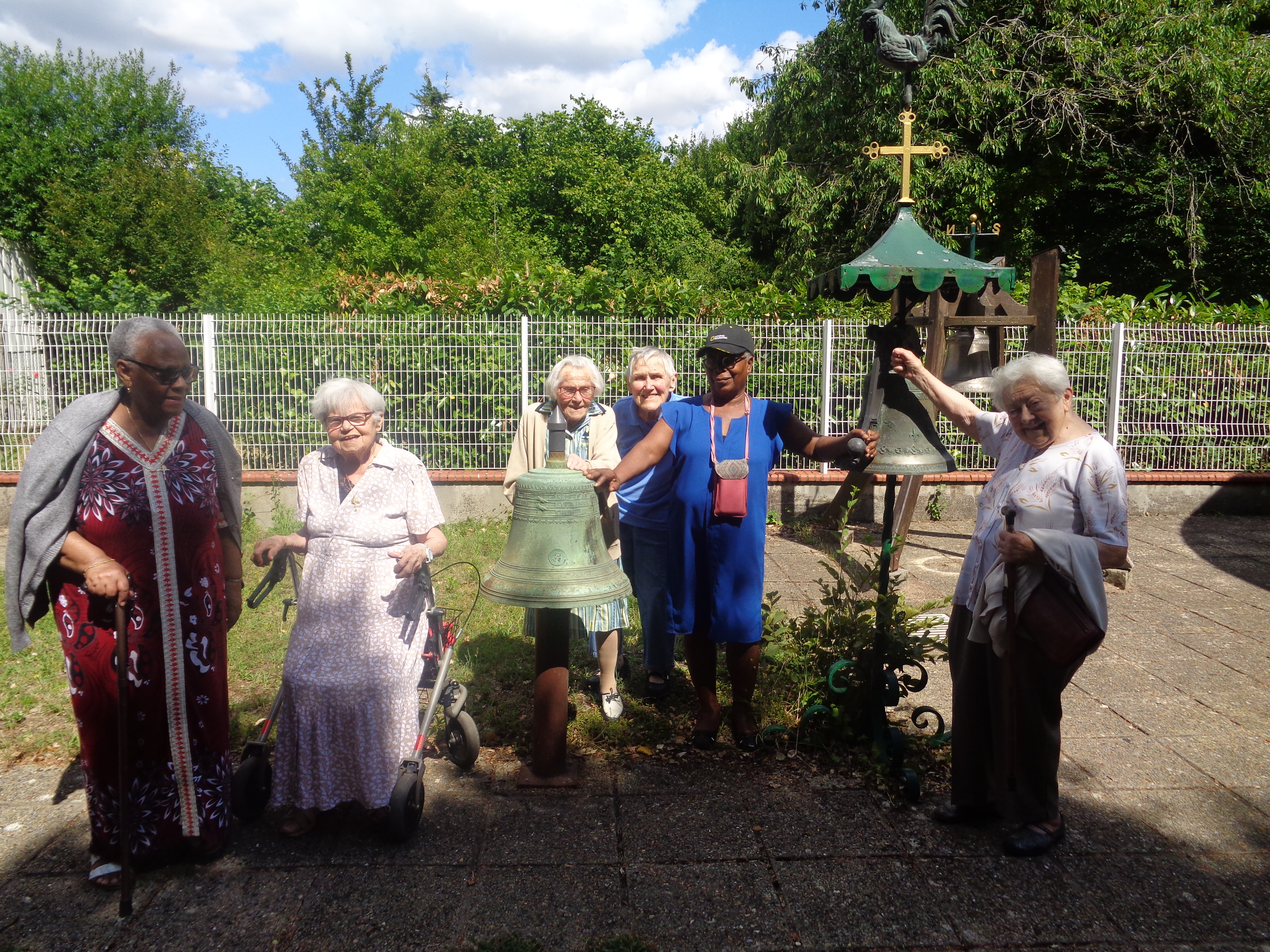 Personnes âgées qui visitent une fonderie de cloche