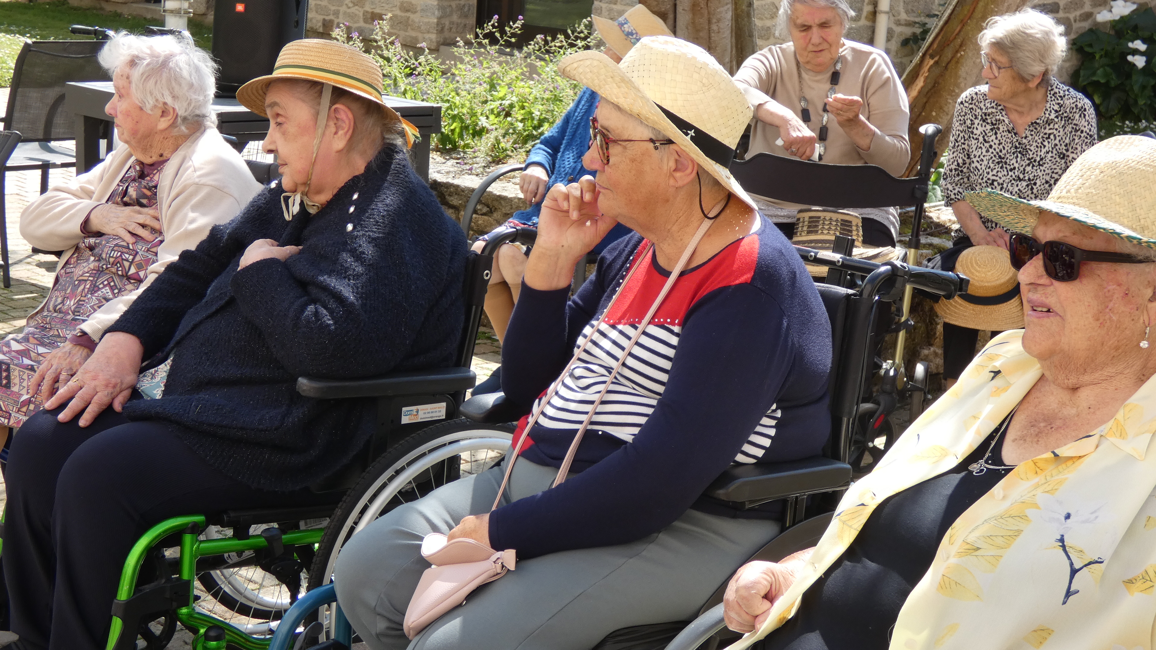 Personnes âgées au soleil
