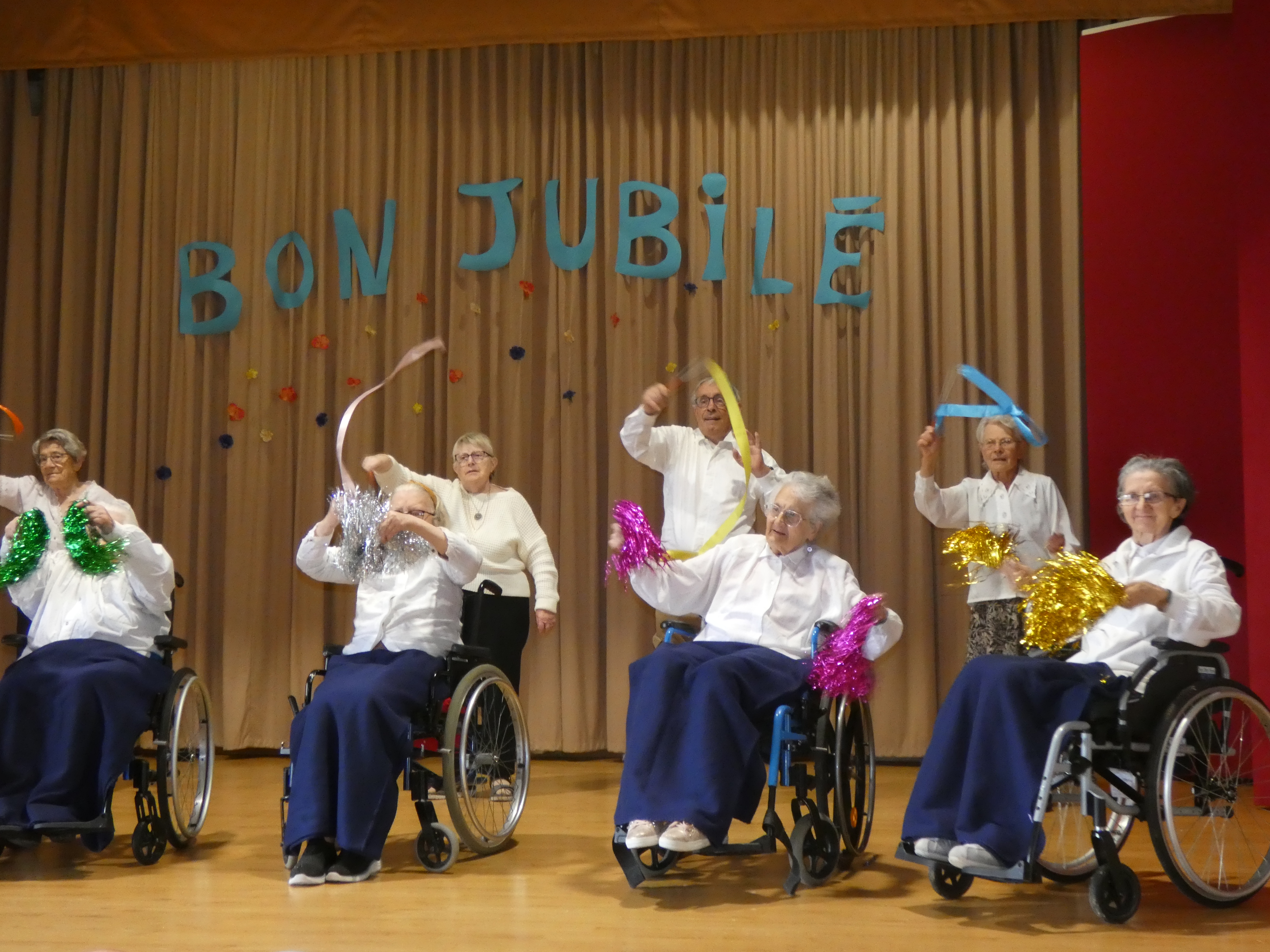 Personnes âgées qui font un spectacle