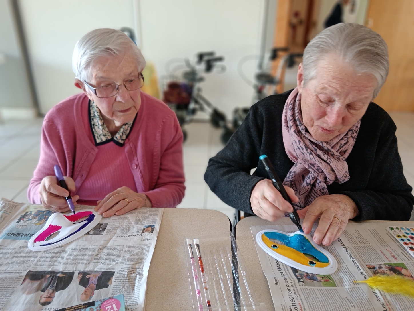 Personnes âgées qui font une activité créative