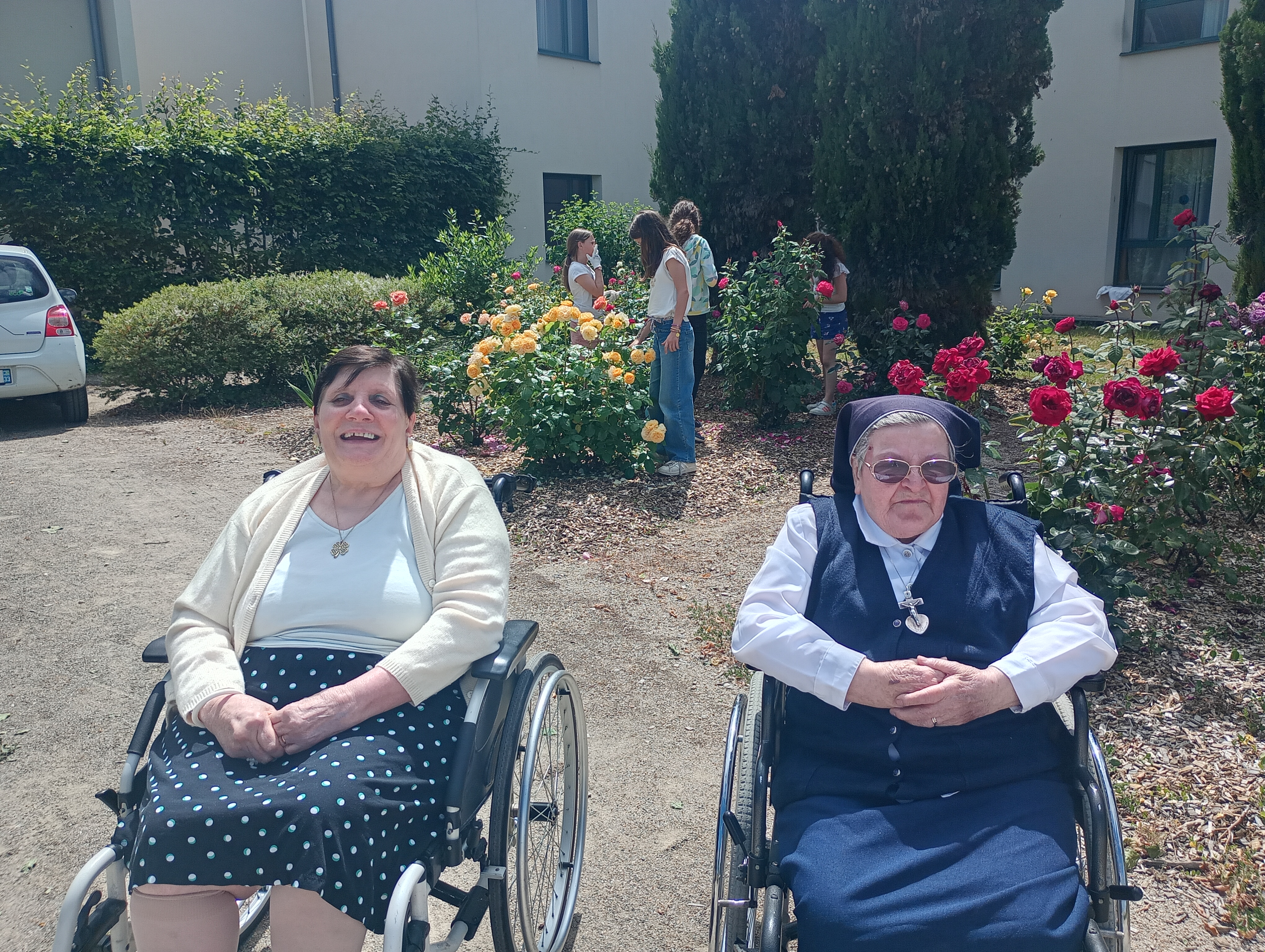 Soeur et personne âgée qui regardent le jardin