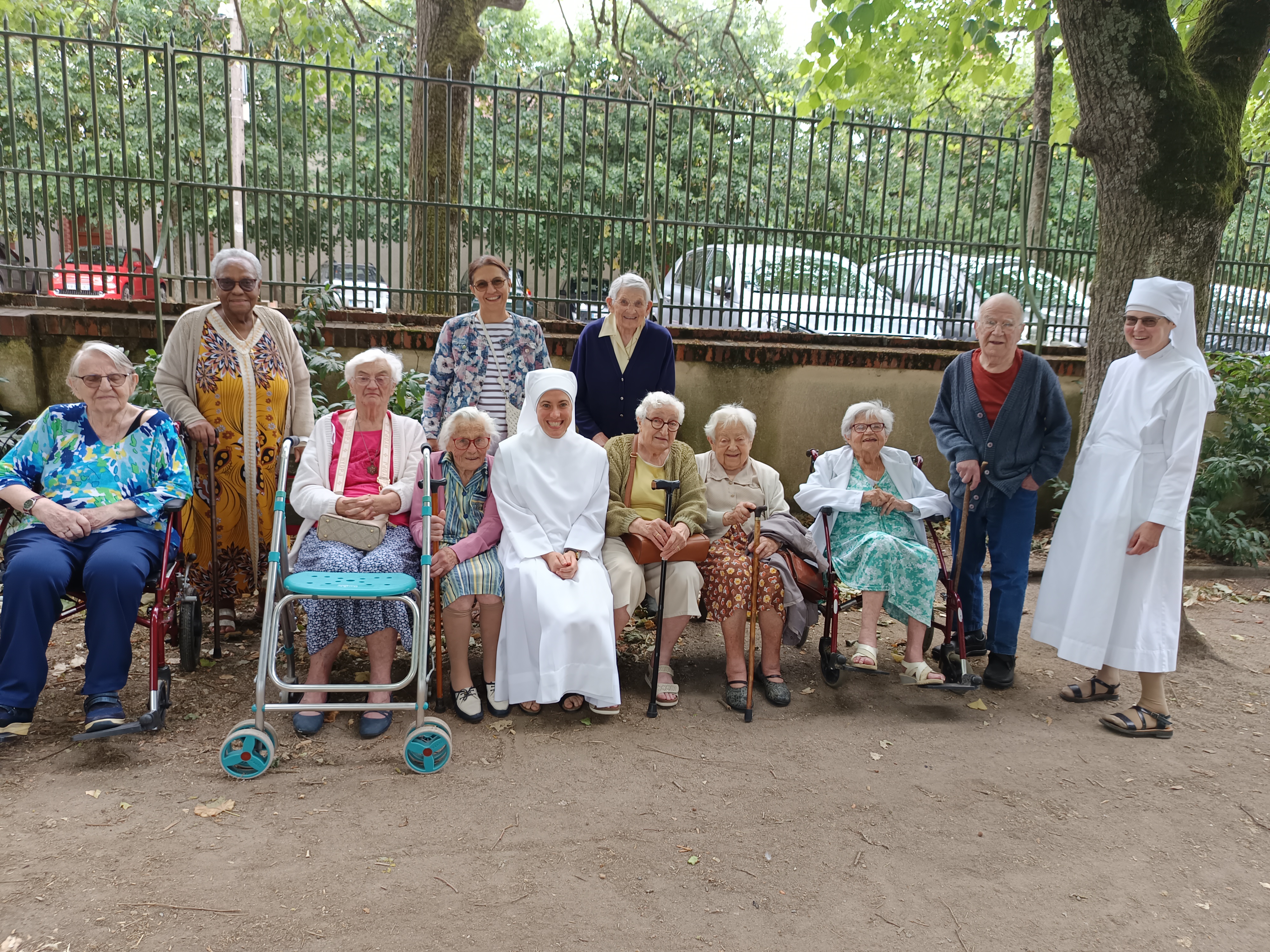personnes âgées et petites soeurs des pauvres dans un jardin des plantes