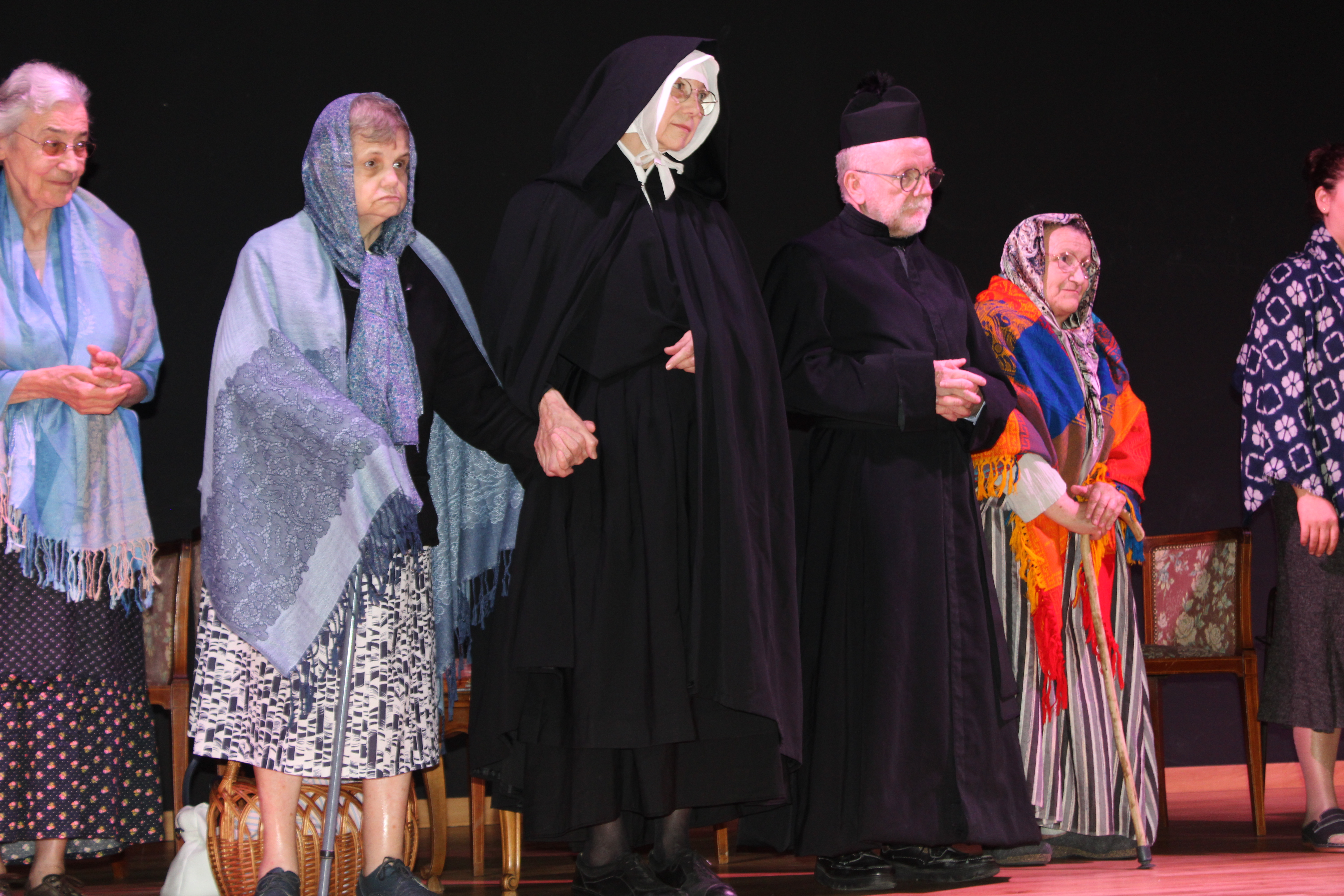 Personnes âgées qui font une pièce de théâtre