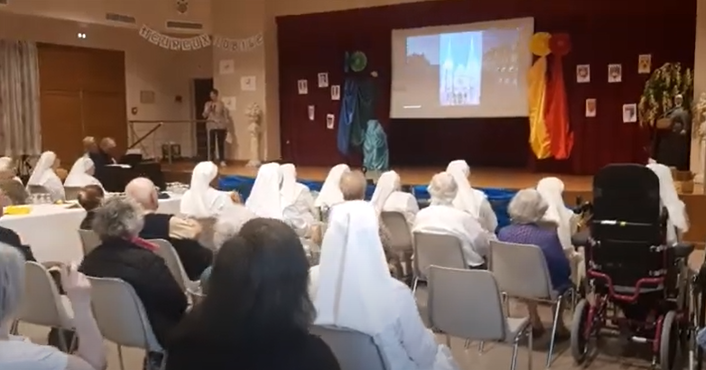 Petites soeurs dans une salle de spectacle qui suivent une présentation