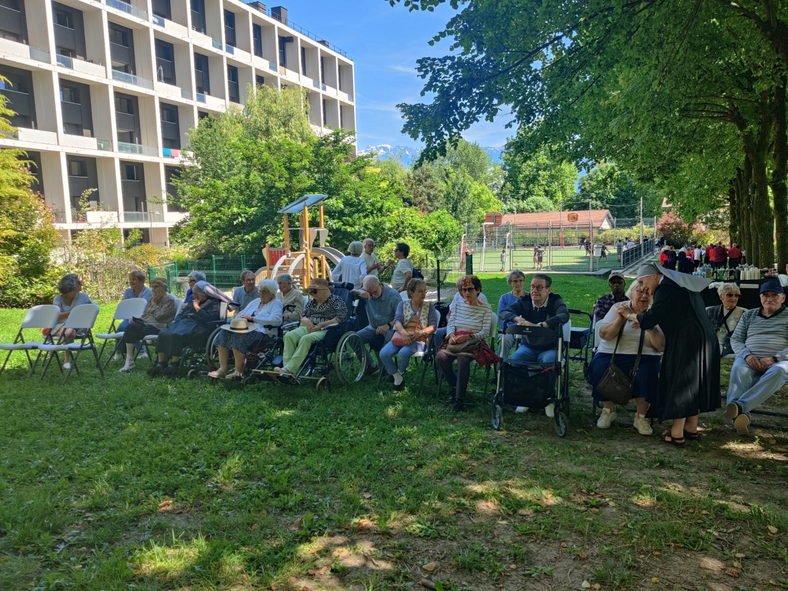 Personnes âgées dans un jardin