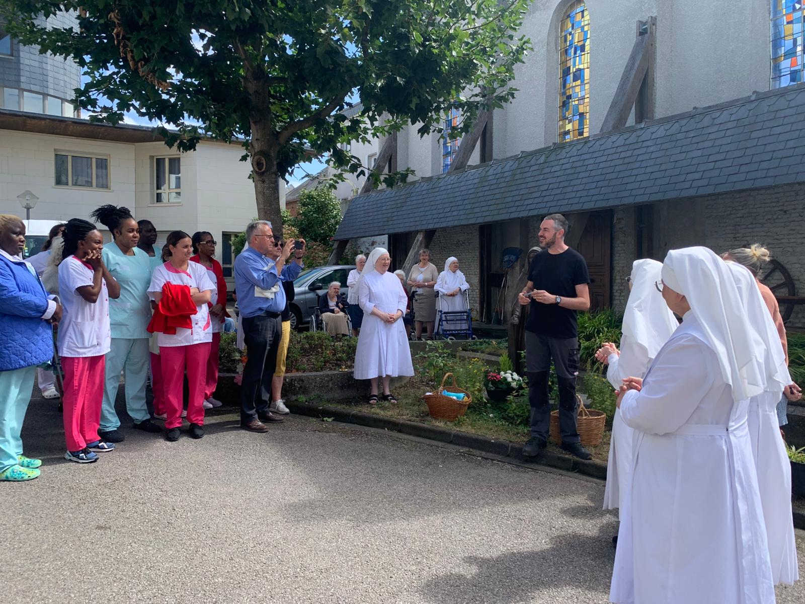 Personnes âgées et personnels réunies dans une cour