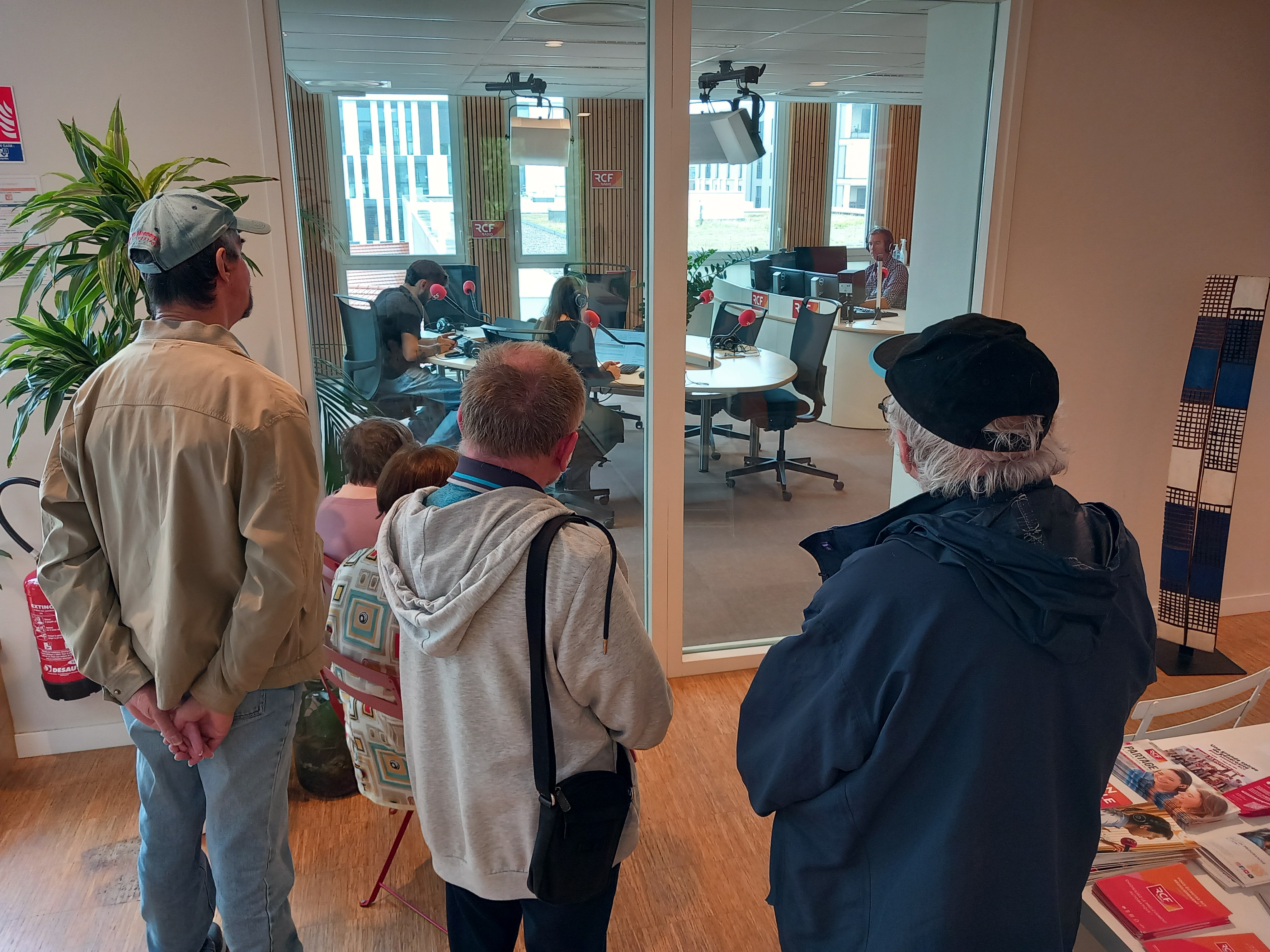 Personnes âgées qui visitent les studios de radio de RCF à Lyon