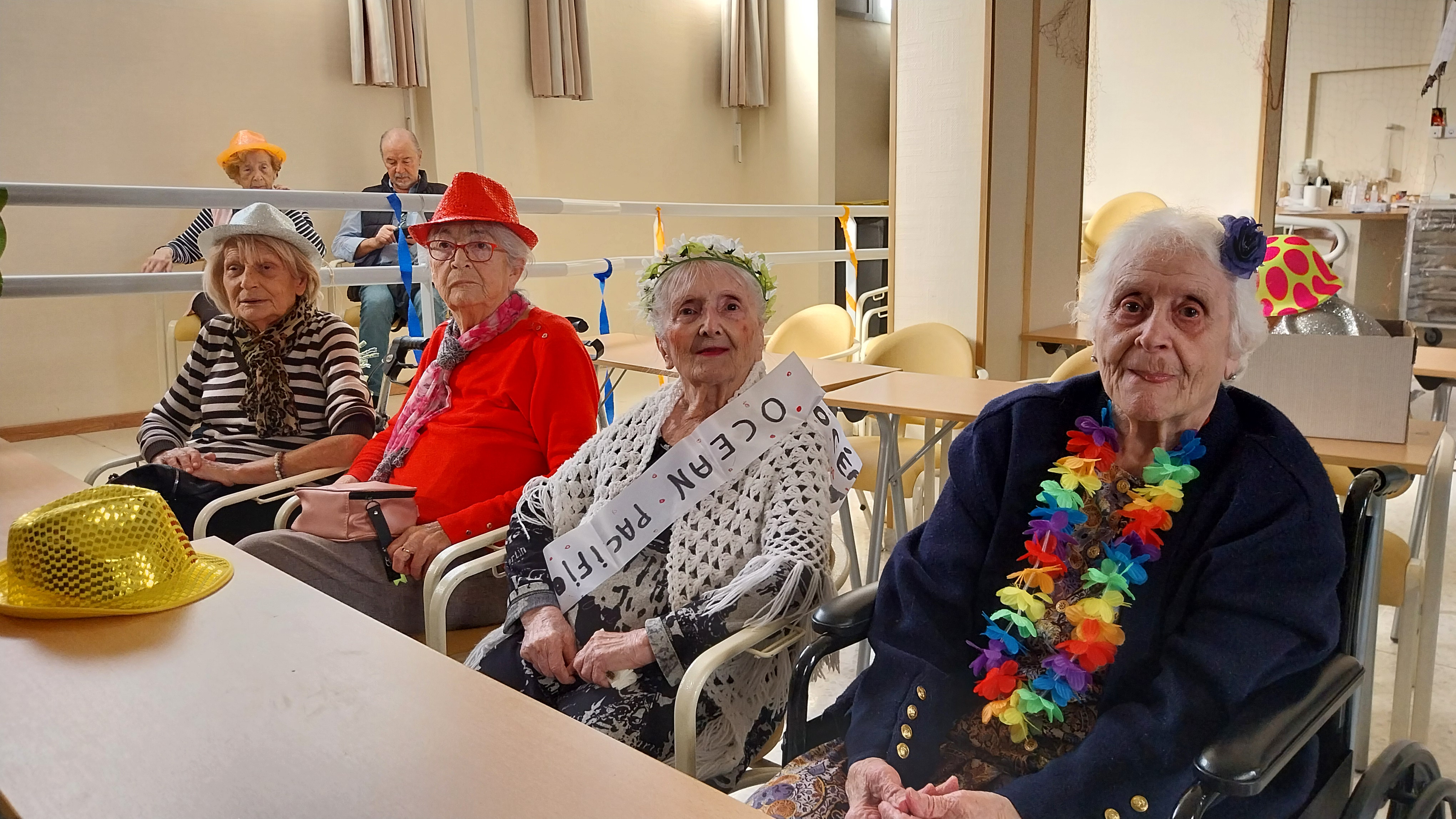 Personnes âgées déguisées pour un carnaval